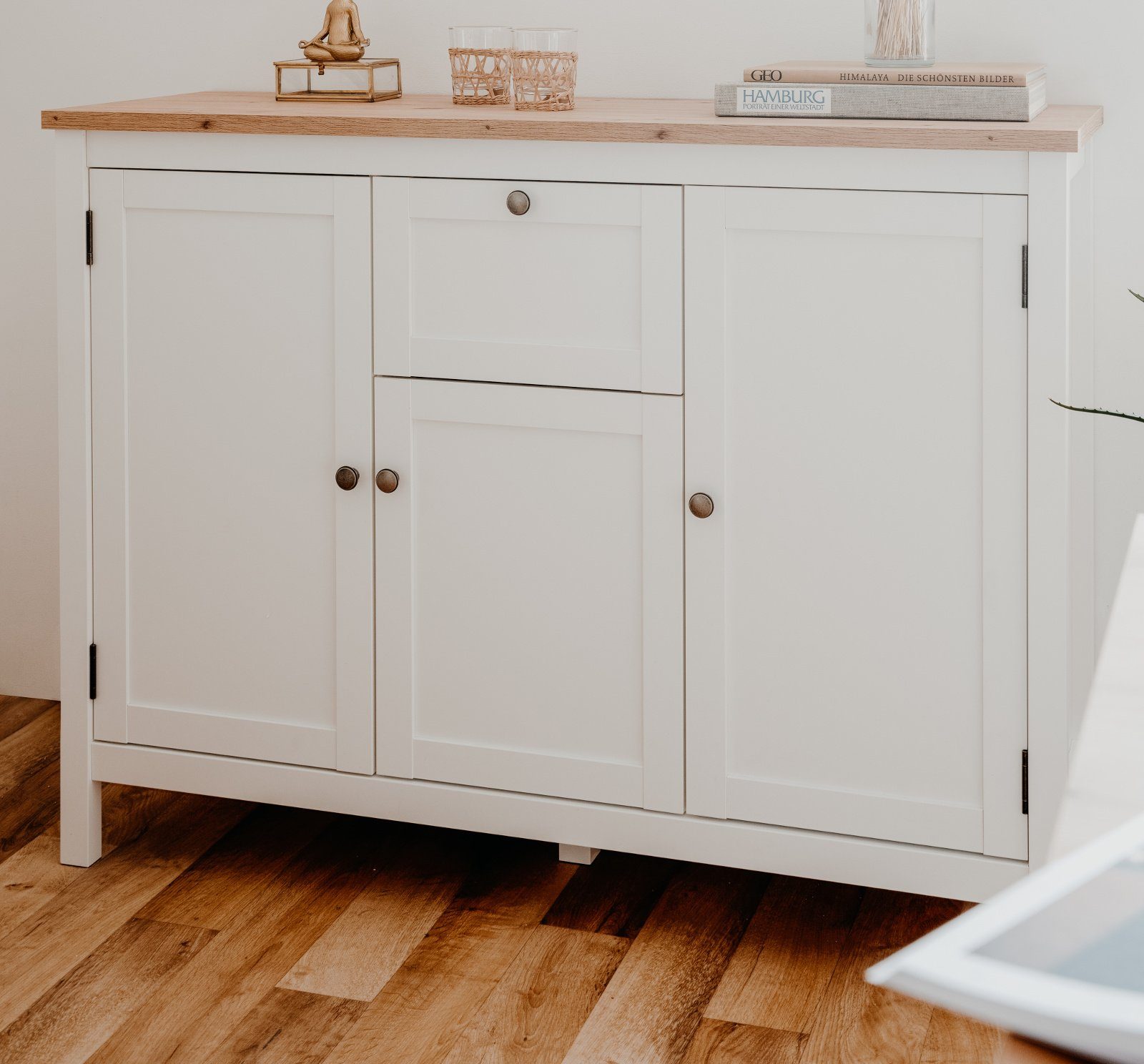 Furn.Design Kommode Vestland (Sideboard in weiß mit Eiche Artisan, Landhaus, 120 x 90 cm), 8 Fächer