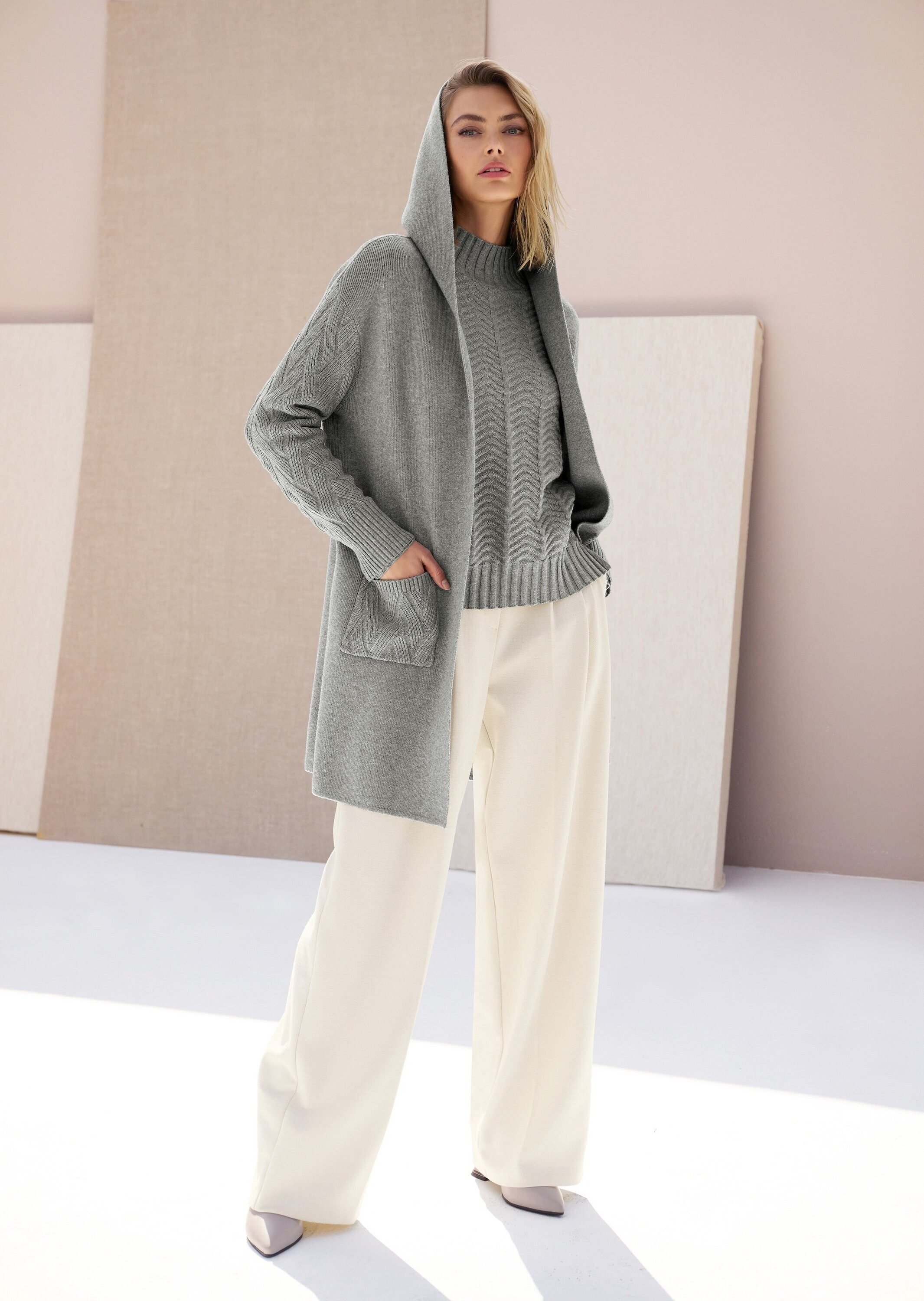 MADELEINE Strickjacke Urbaner Cardigan in Longform Kapuzenjacke mit Jacquard-Ärmeln, ohne Verschluss und Langarm