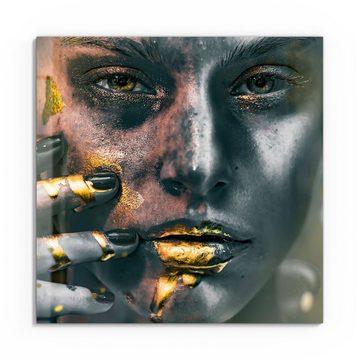 DEQORI Glasbild 'Frau mit Gold im Gesicht', 'Frau mit Gold im Gesicht', Glas Wandbild Bild schwebend modern