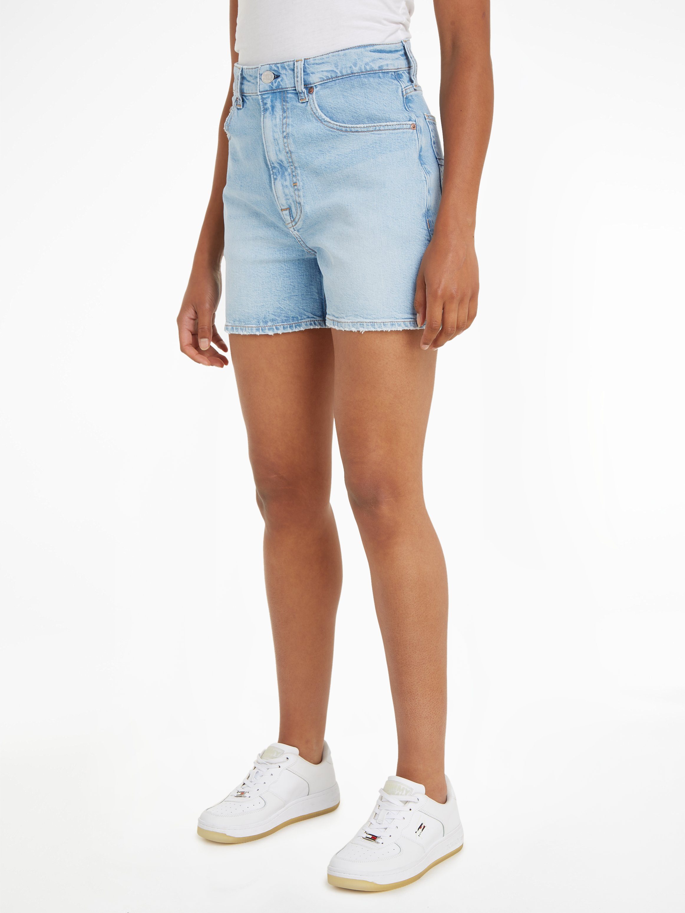 Tommy Jeans Shorts MOM UH SHORT BH0113 mit Tommy Jeans Logo-Badge & Flag