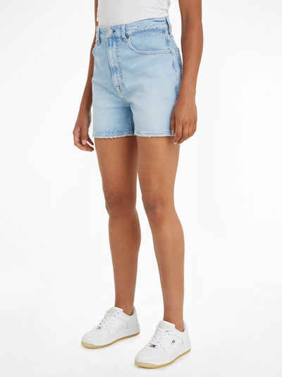 Tommy Jeans Shorts MOM UH SHORT BH0113 mit Tommy Jeans Logo-Badge & Flag