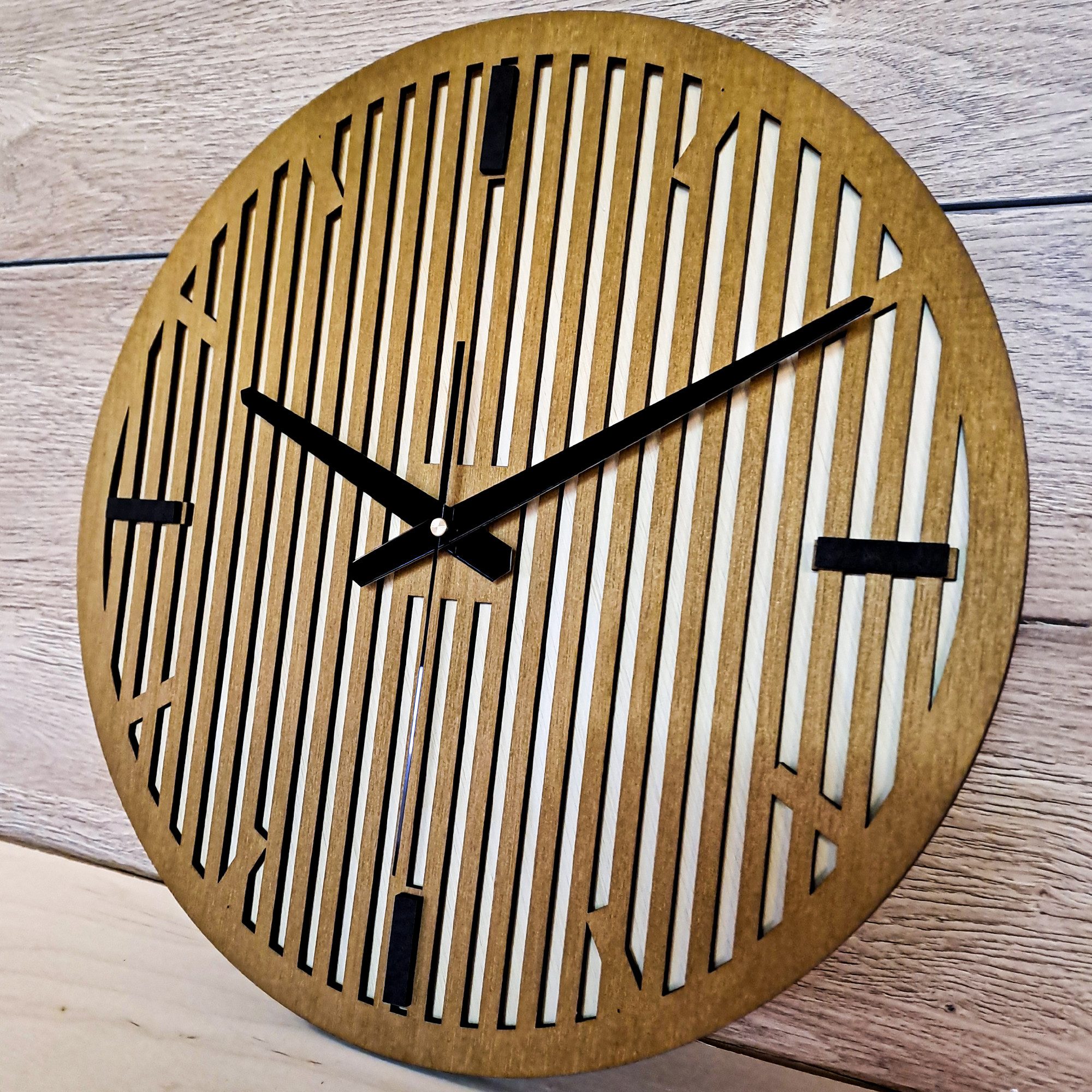 ORNAMENTI Wanduhr Grosse, moderne Wanduhr, geometrisch, Lamellen, holz, Eichenbeize (minimalistisch, hingucker Wanduhr, 3 Grossen 40,50,60 cm, ohne Ticken)