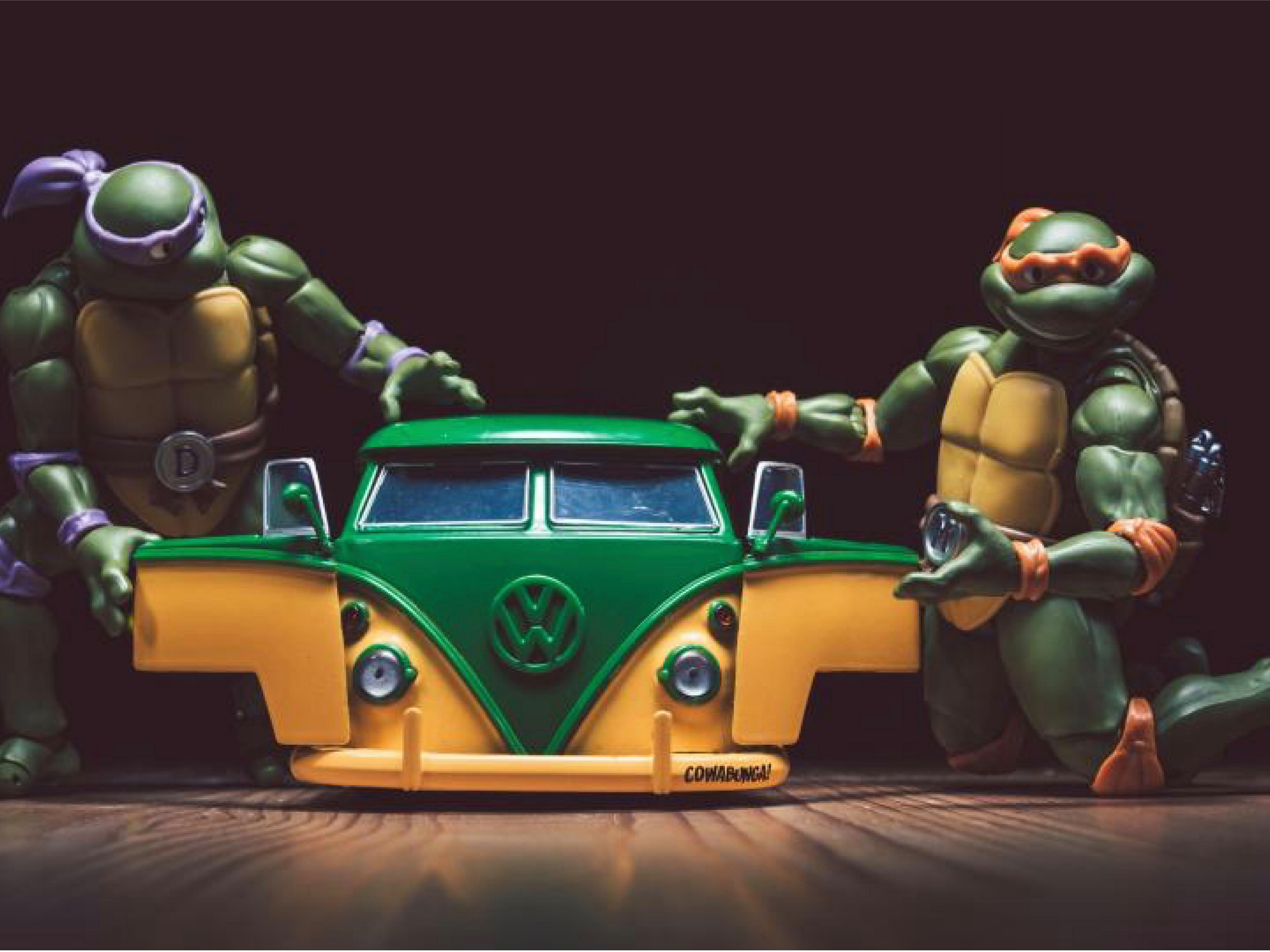 Teenage Mutant Ninja Turtles Spielzeug-Auto Turtles Leonardo 1962 VW Bus ca. 18 cm inkl. Die-Cast Figur Leonardo