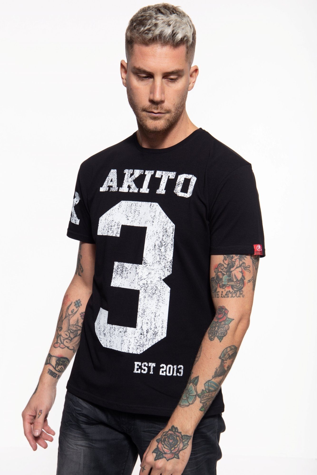 Akito Tanaka T-Shirt Number Ärmel schwarz mit auf in dem der und Print Front