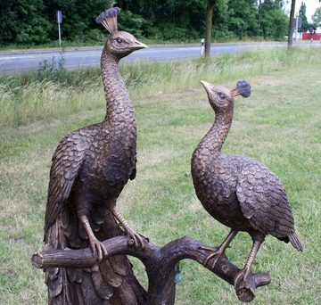 Bronzeskulpturen Skulptur Bronzefigur zwei Pfauen auf einem Baumstamm