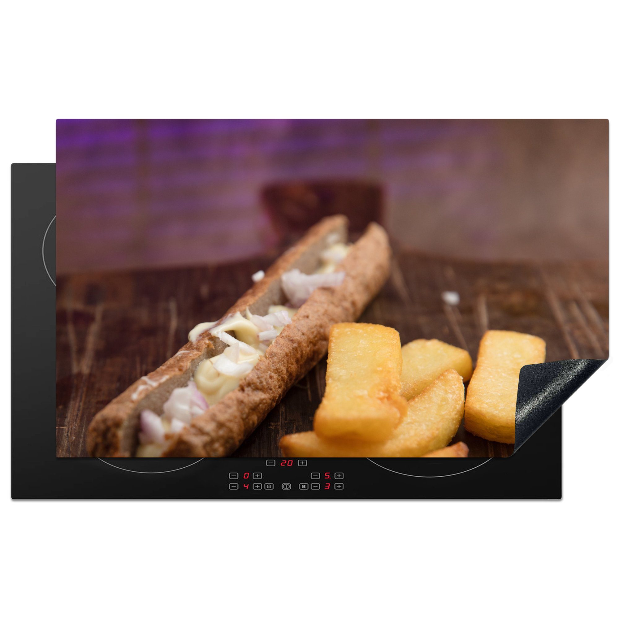 MuchoWow Herdblende-/Abdeckplatte Ein Frikandel mit kleinen Pommes frites auf einem Holzbrett, Vinyl, (1 tlg), 83x51 cm, Ceranfeldabdeckung, Arbeitsplatte für küche