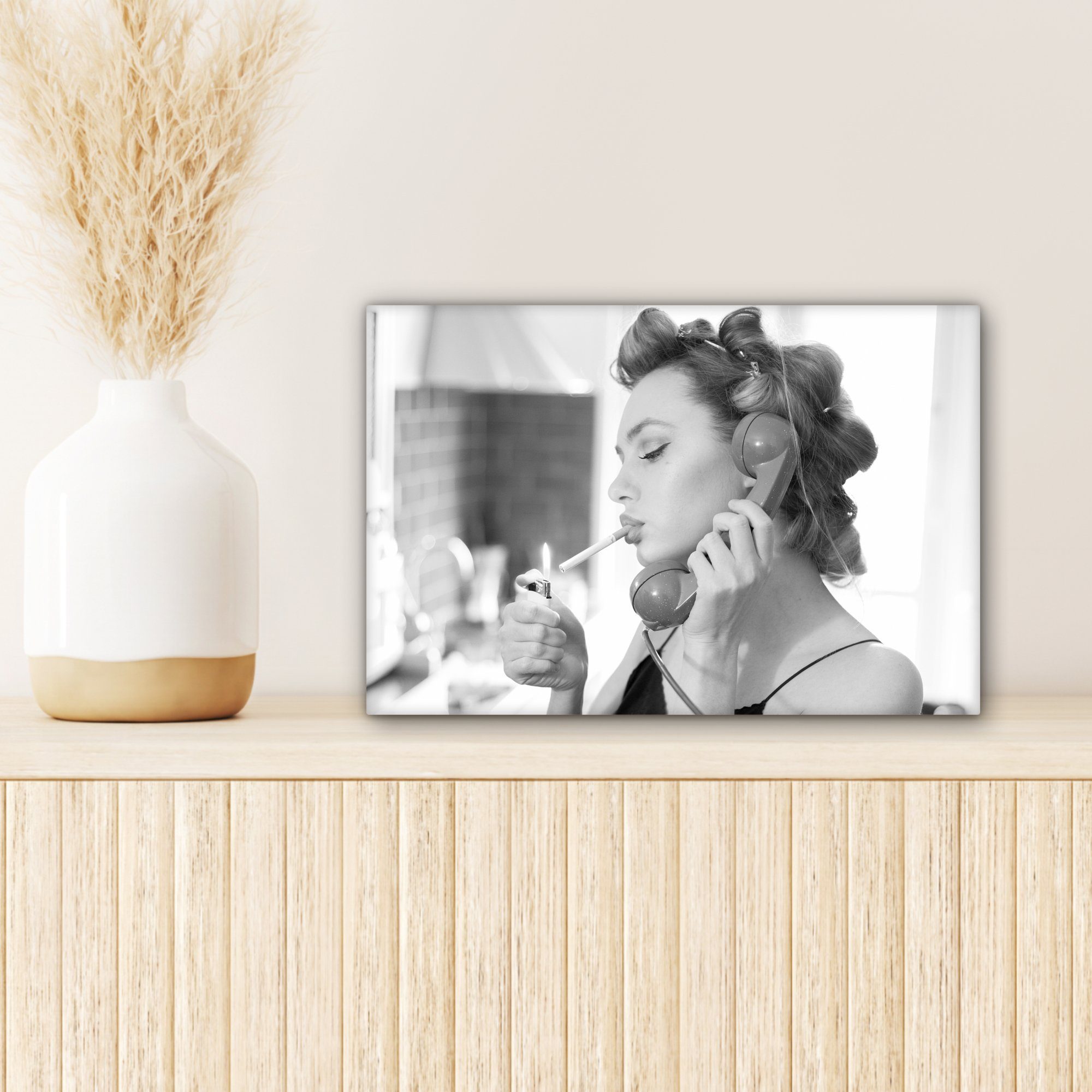 Schwarz Telefon Frau - Leinwandbild weiß, - Wandbild St), 30x20 Rauchen (1 Wanddeko, cm Vintage Aufhängefertig, Leinwandbilder, und - OneMillionCanvasses® -