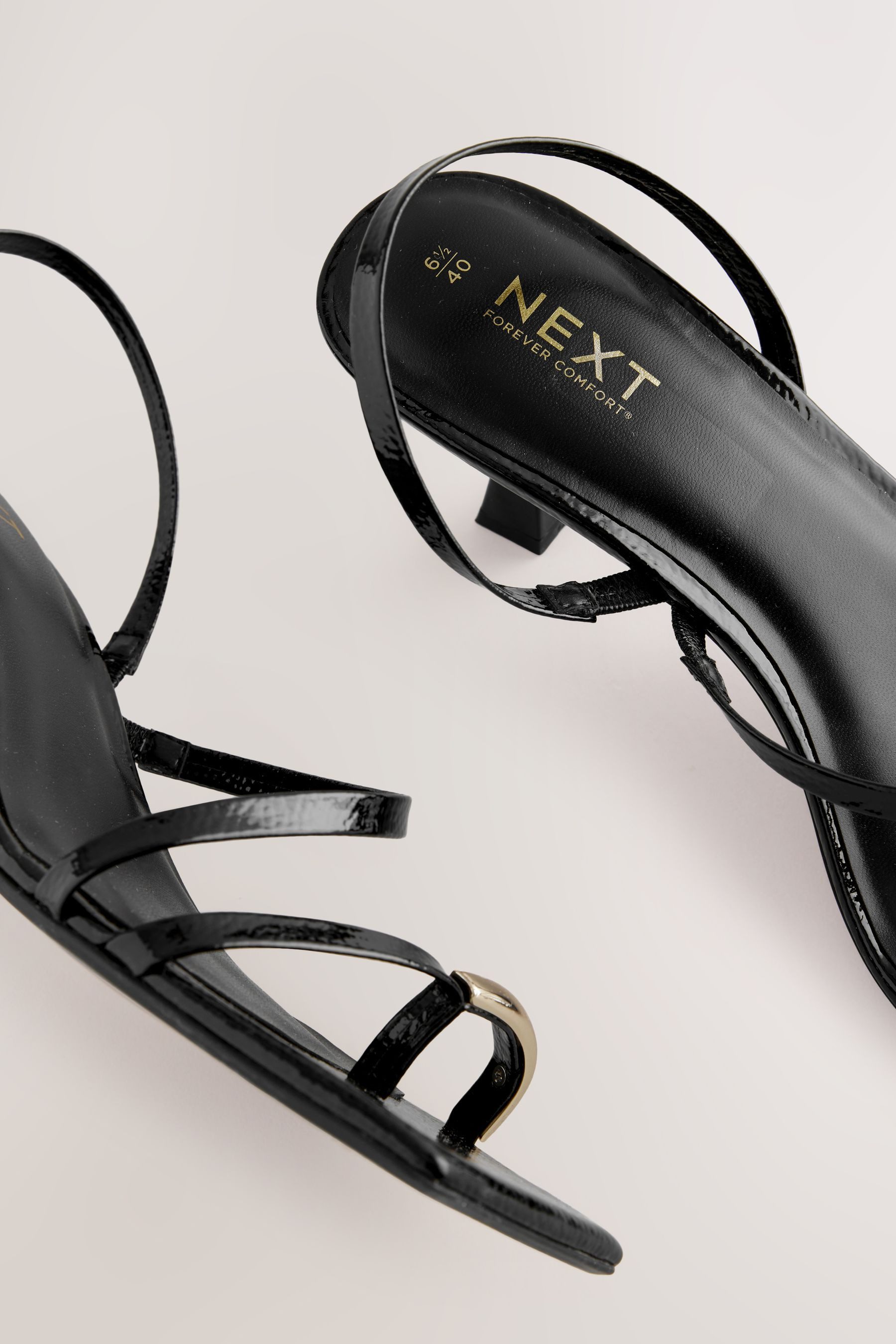 Next Sandalen mit Zehenschlaufen und Absatz Sandalette (1-tlg)