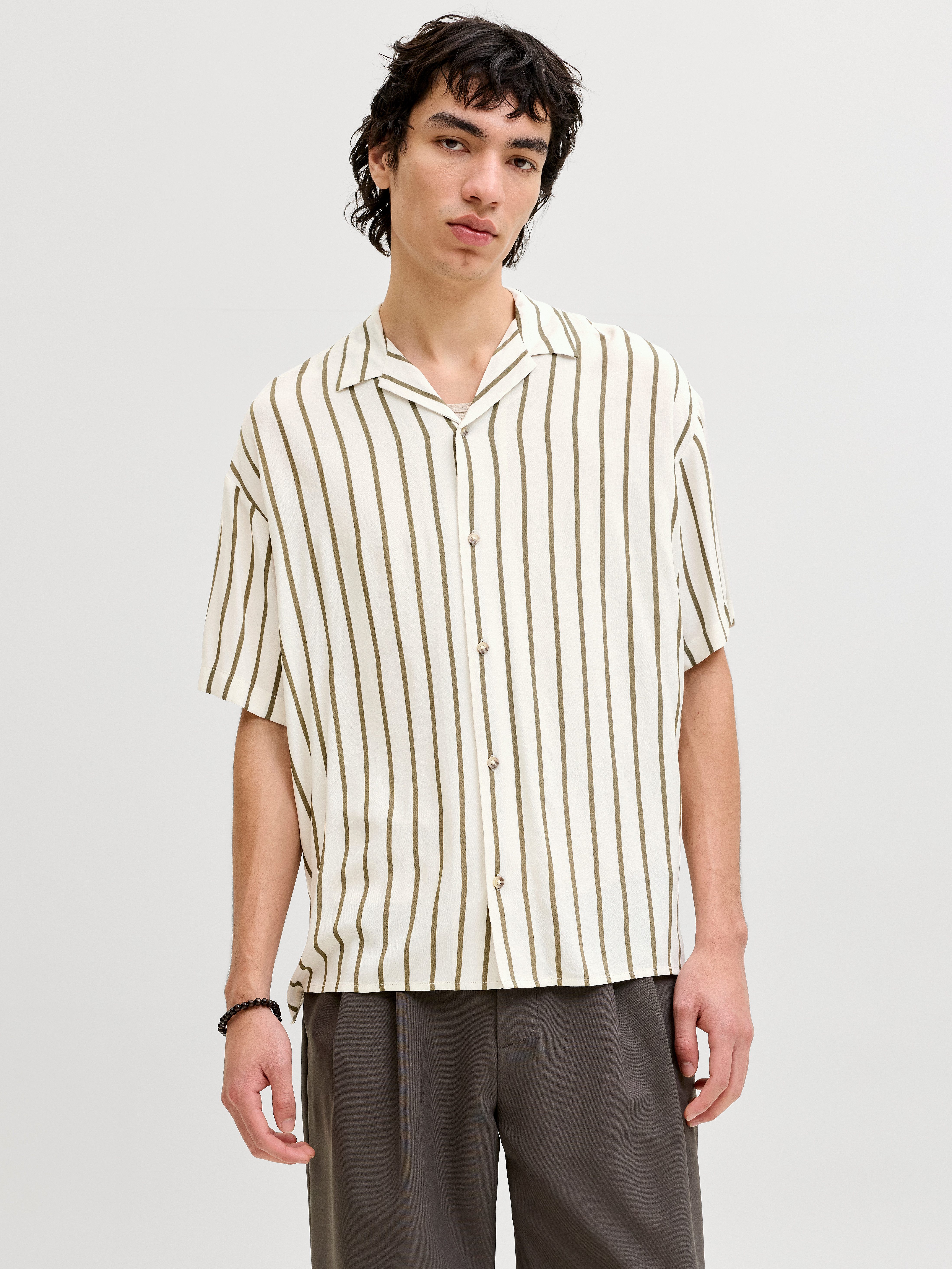 Jack & Jones Kurzarmhemd JJEJEFF RESORT STRIPE SHIRT S/S SN Viskose, loose fit