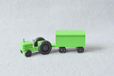 Spielzeug-Auto Holzspielzeug Traktor mit Kastenanhänger HxBxT 3,5x7,5x3cm NEU, Mit Kastenanhänger