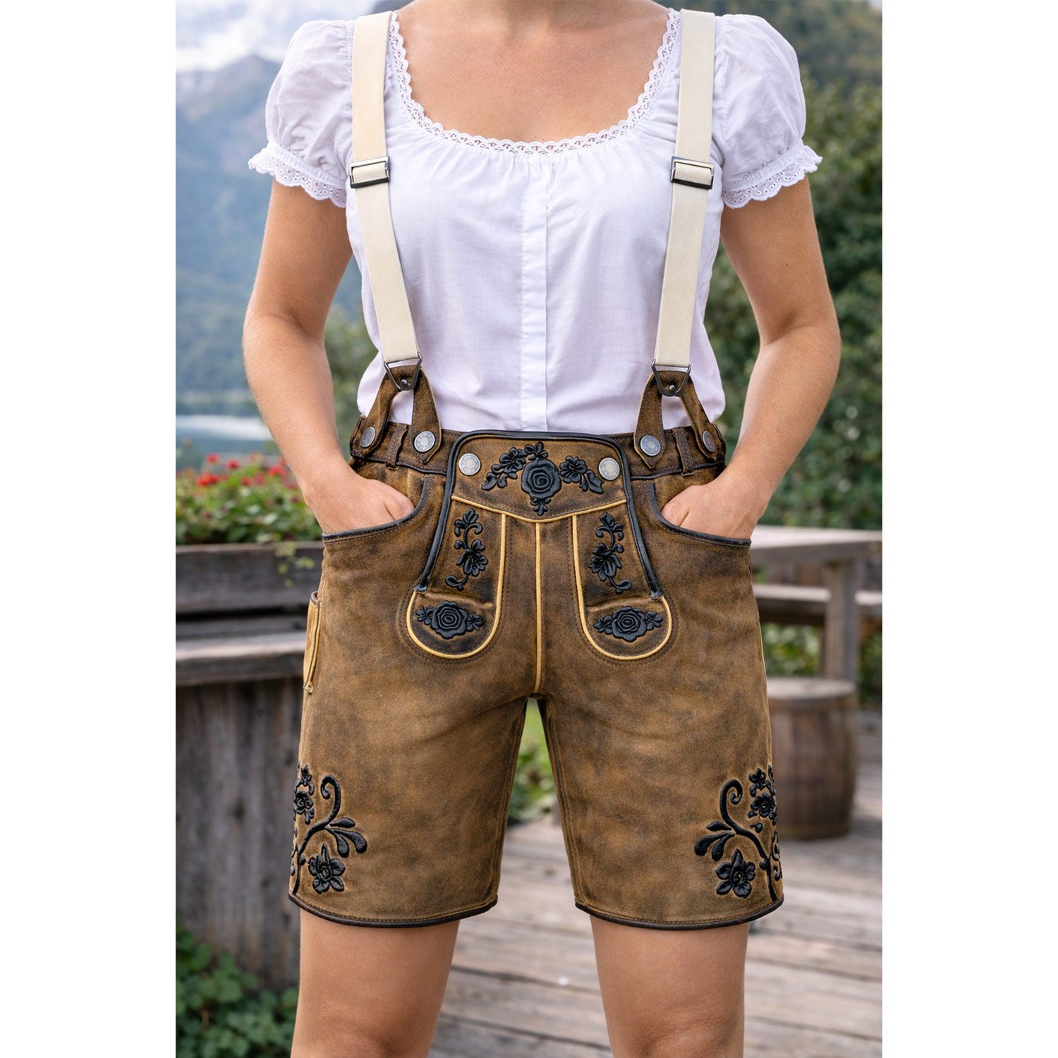 Maddox Trachtenlederhose MADDOX Kurze Damen Lederhose 'Verena' mit Hosenträ