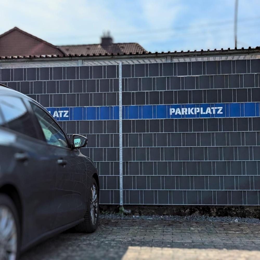 zaunzu Sichtschutzstreifen Laser Beschriftung "KUNDENPARKPLATZ" Tiefschwarz, (1x Einzelstreifen, für Doppelstabmattenzaun), Made in Germany