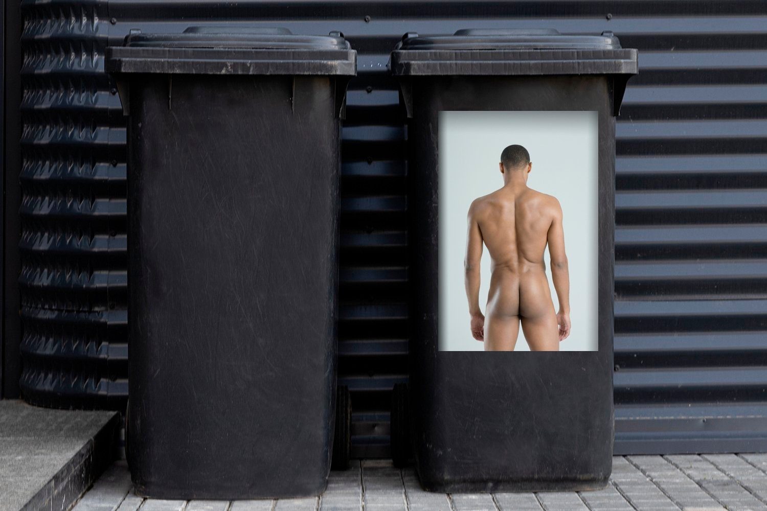 MuchoWow Container, Abfalbehälter (1 St), Sticker, Mülleimer-aufkleber, Rückansicht Mülltonne, farbigen Mannes Wandsticker eines