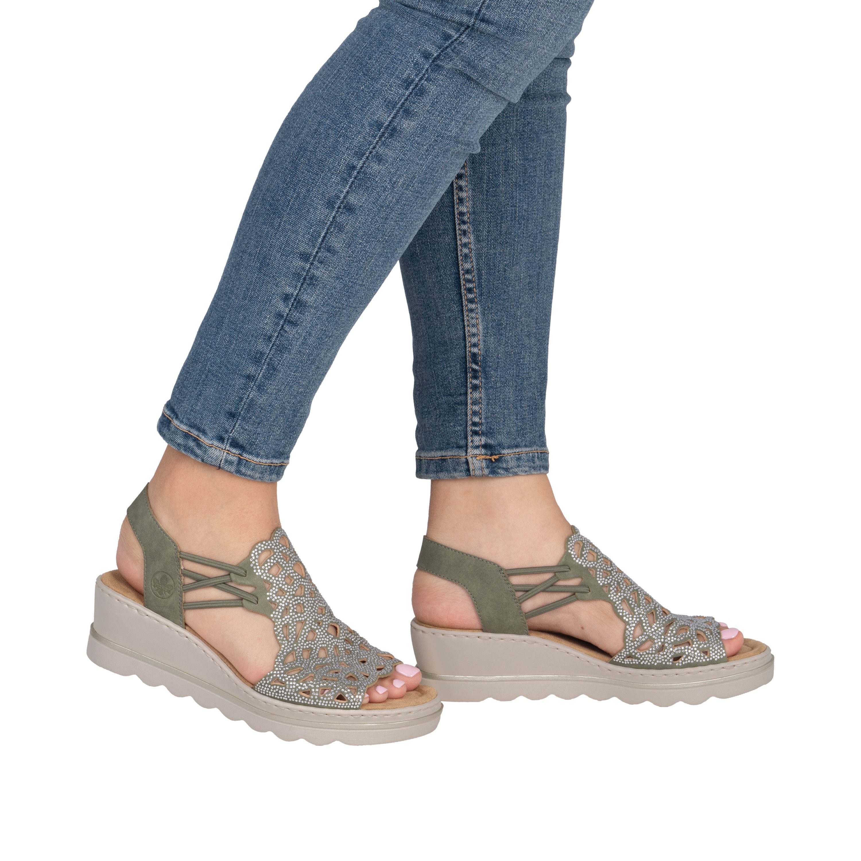 Rieker Keilsandalette Sommerschuh, Plateausandale, Schlupfschuh mit Schmucksteinchen