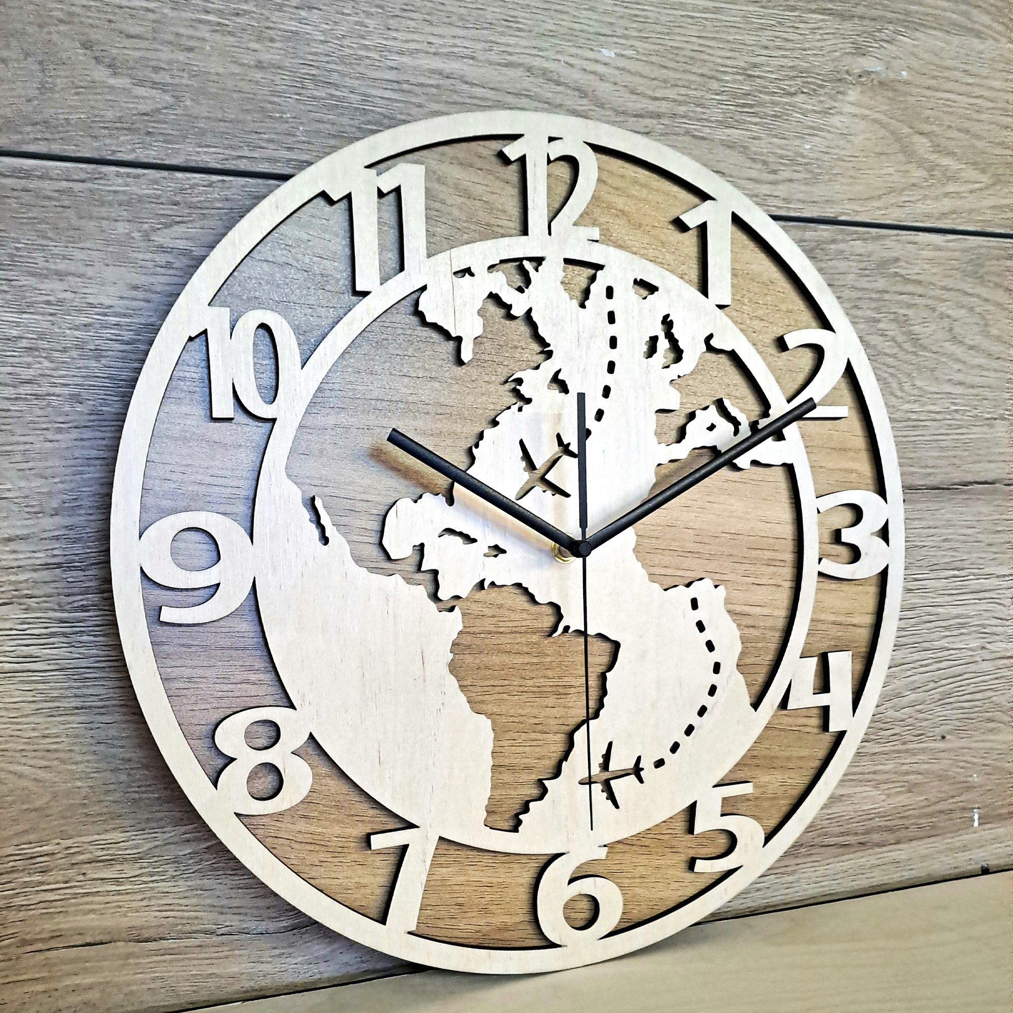 ORNAMENTI Wanduhr Dekorative Weltkarte, handgefertigte, Holz, Hingucker Wanddeko (lautlos, ohne Tickgeräusche, lesbare Ziffern)