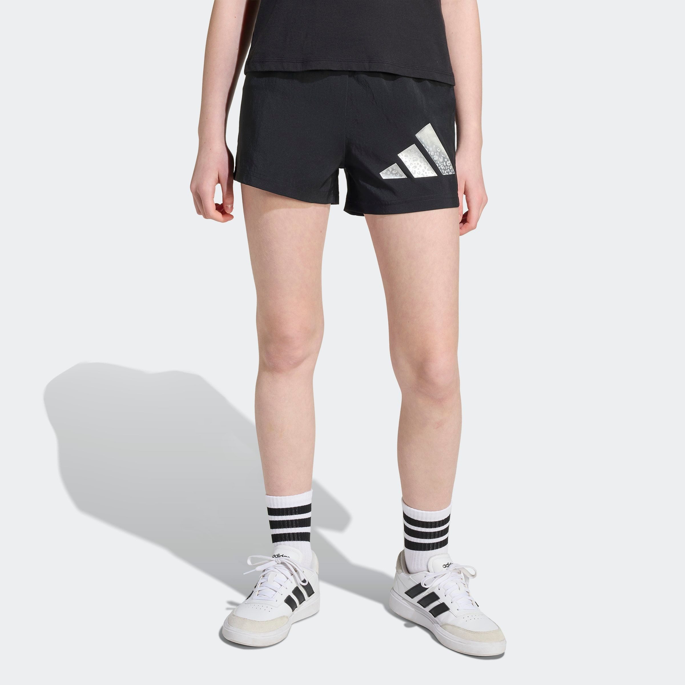 adidas Sportswear Shorts TRAIN ESSENTIALS PRINT SPORT- KINDER für Kinder und Teens, mit normal-weiter Bermudapassform