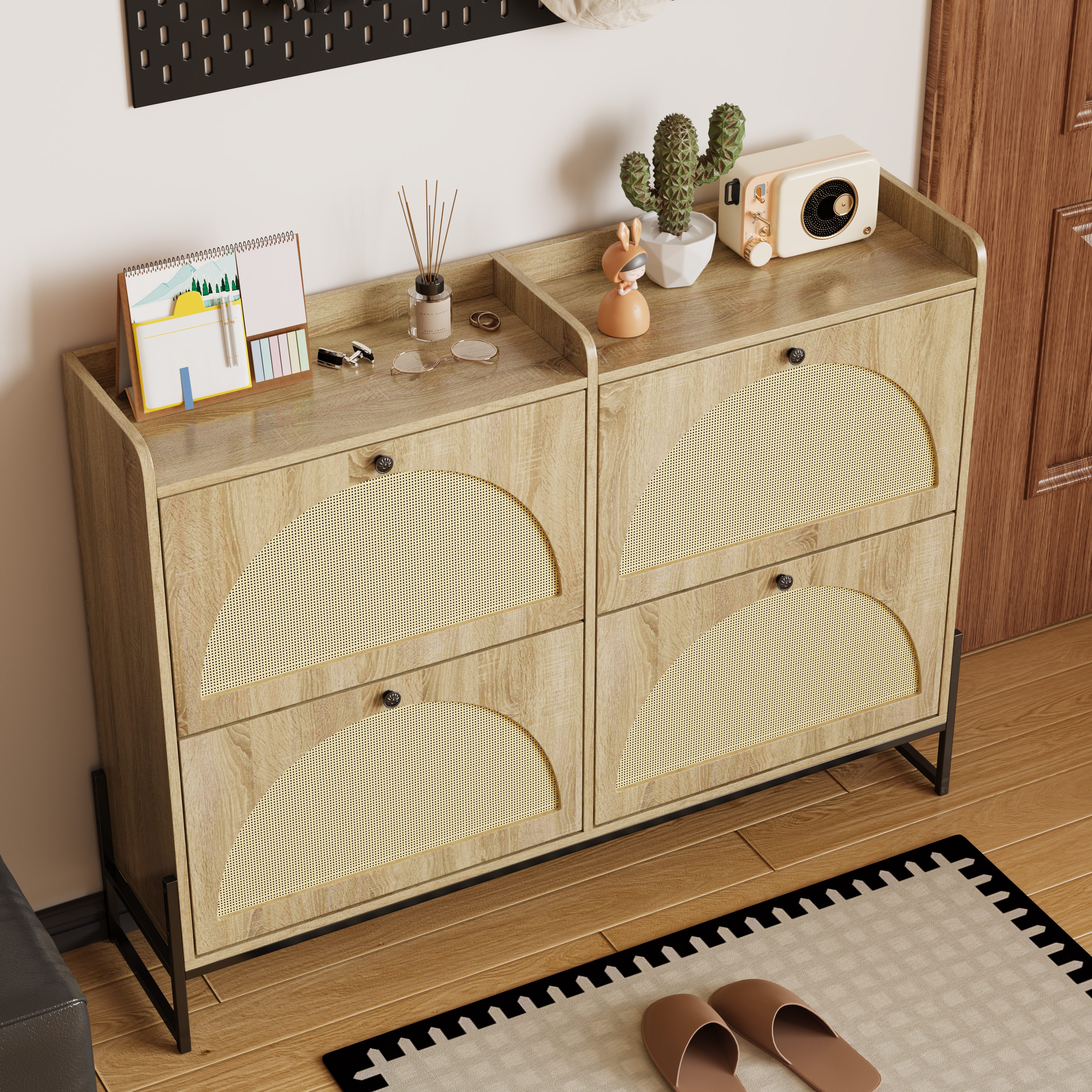 Merax Schuhschrank mit 4 Klapptüren und PE-Rattan Front (Kommode Schrank Schuhkommode Schuhregal, 1-St., 121×25×91,5cm) Schmaler Schuhkipper mit schwarzen Griffen & goldenen Metallfüßen