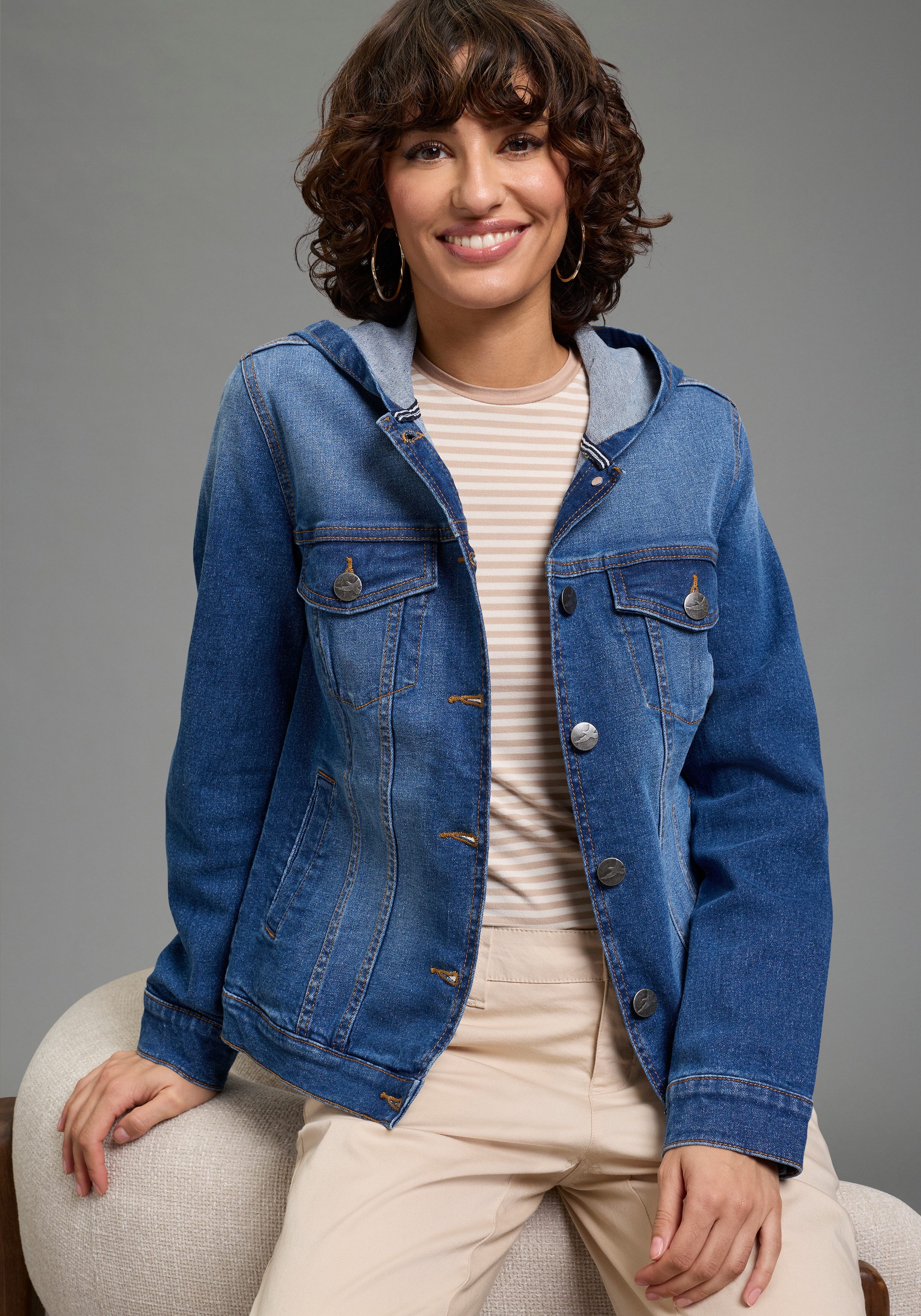 Arizona Jeansjacke mit Kapuze, Regular Fit, mit Knopfleiste, mit Knopf-Applikationen