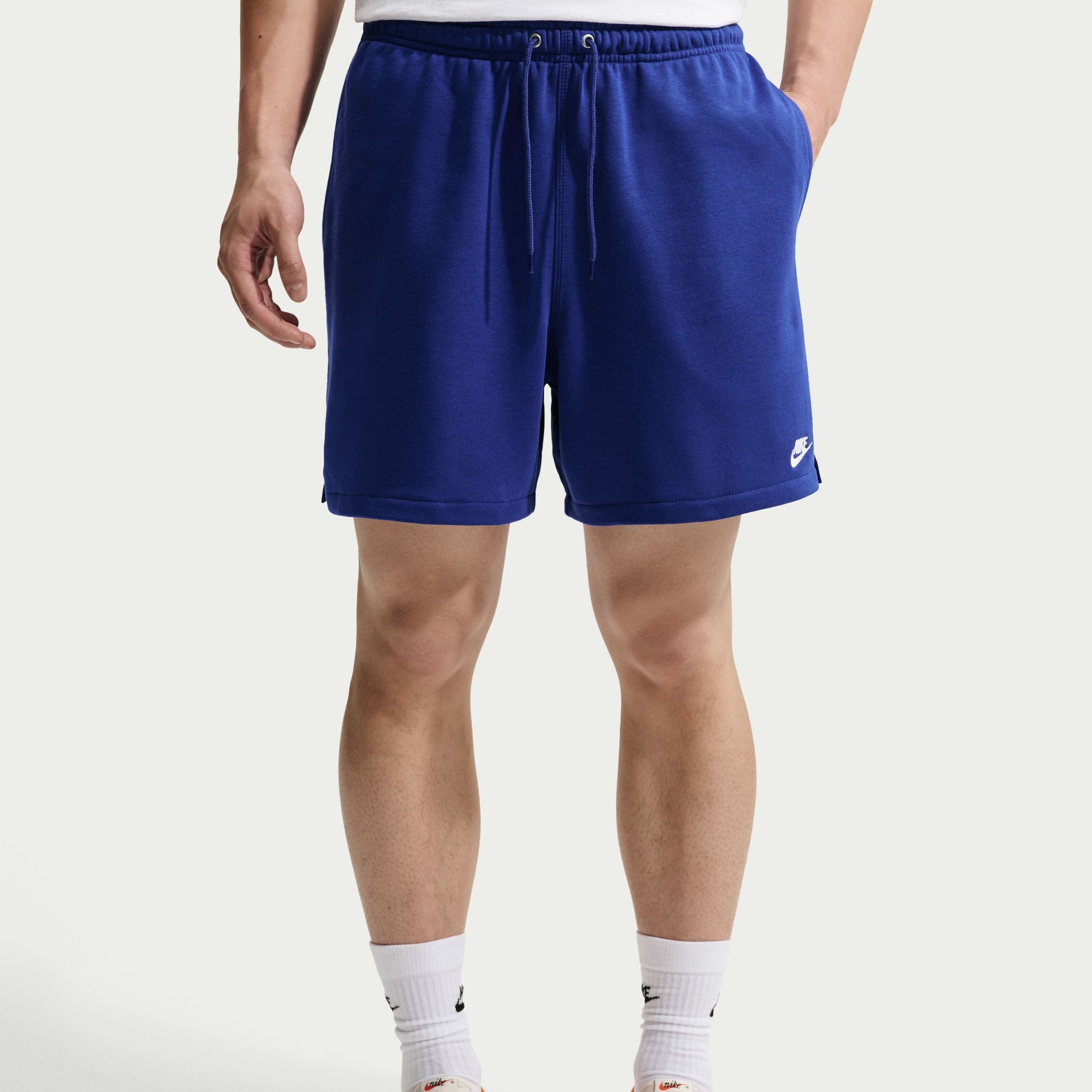 Nike Sportswear Shorts M NK CLUB FLOW FT SHORT mit Eingrifftaschen und Gesäßtasche, aus Baumwollmischung