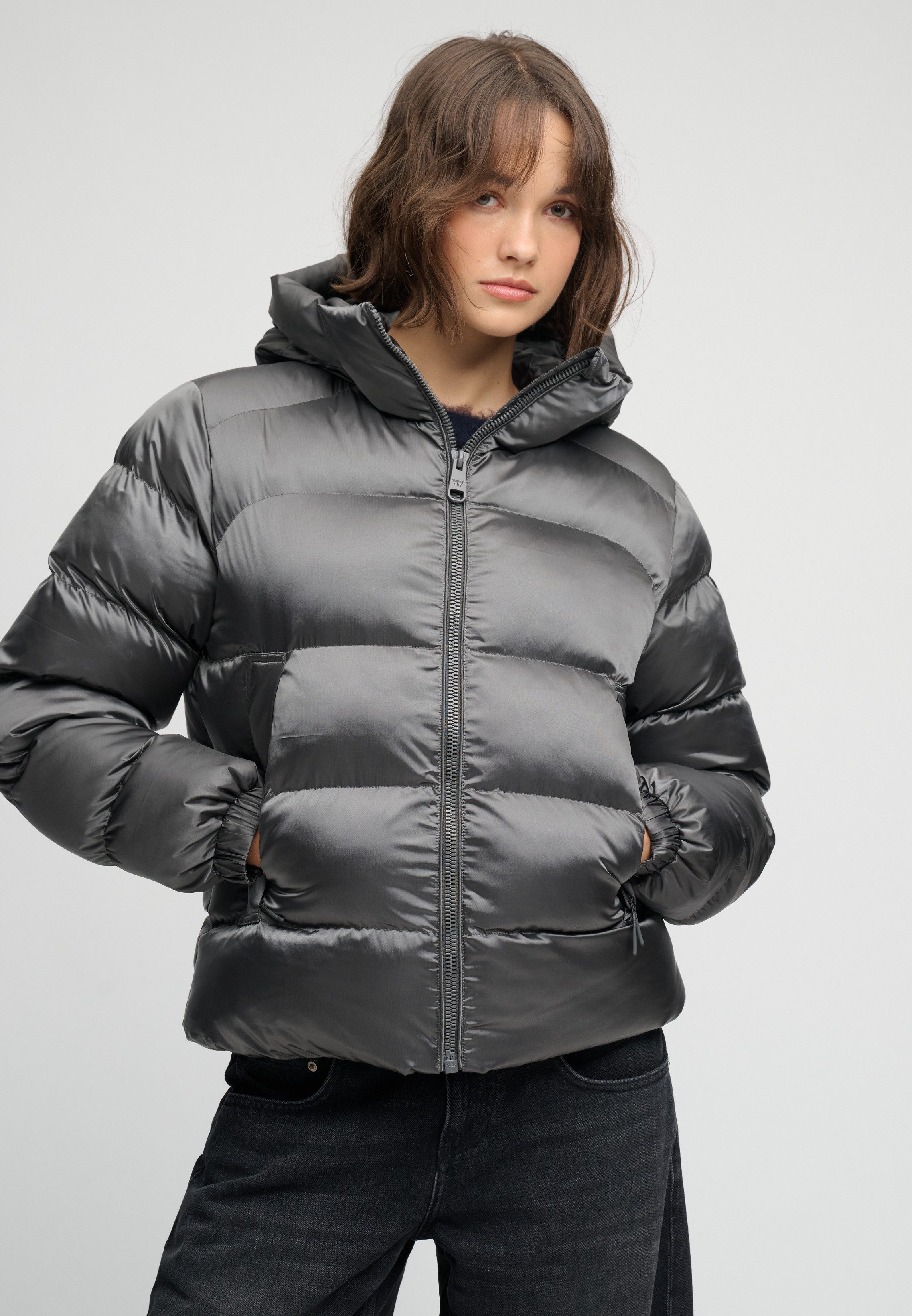 Superdry Steppjacke HOODED SHINE PUFFER JACKET Kunstfaser, slim fit, in glänzender Optik