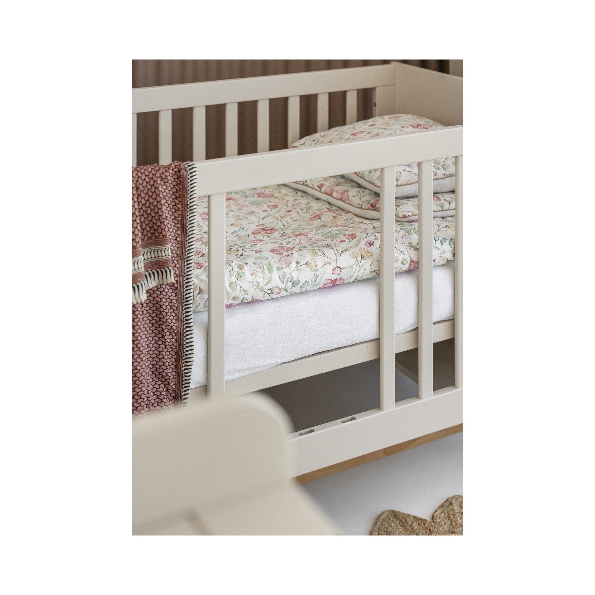 Raumhirsch Furniture Babybett Modernes Babybett SETH 140x70 cm mit Schlupfsprossen, Liegefläche 140 x 70 cm, Skandinavische Optik, Massives Buchenholz