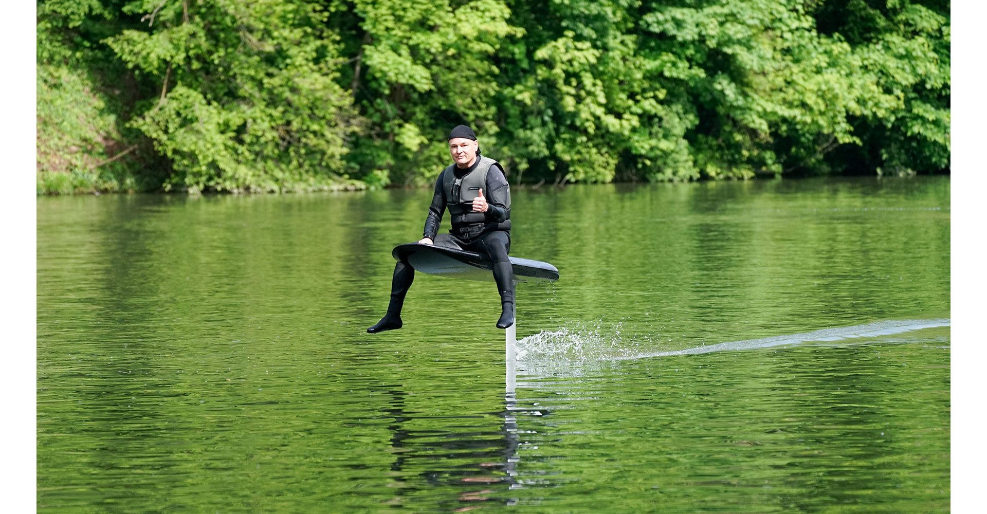 Jochen Schweizer Erlebnisgutschein E-Foil Intensivkurs Iffezheim, Schwebe übers Wasser – dein E-Foil-Abenteuer!