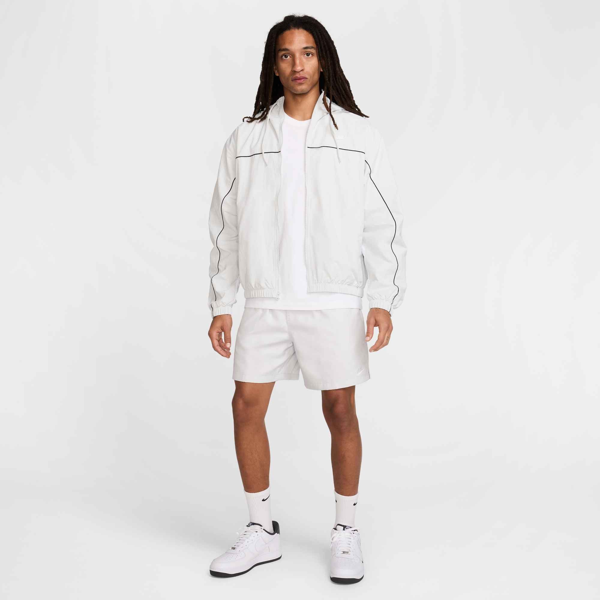 Nike Sportswear Shorts Nike Club Men's Woven Flow Shorts mit Eingrifftaschen und Gesäßtasche, schnell trocknend, pflegeleicht