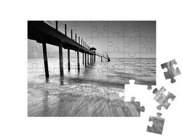 puzzleYOU Puzzle Strand und Steg, schwarz-weiß, 48 Puzzleteile, puzzleYOU-Kollektionen Fotokunst, Schwarz-Weiß