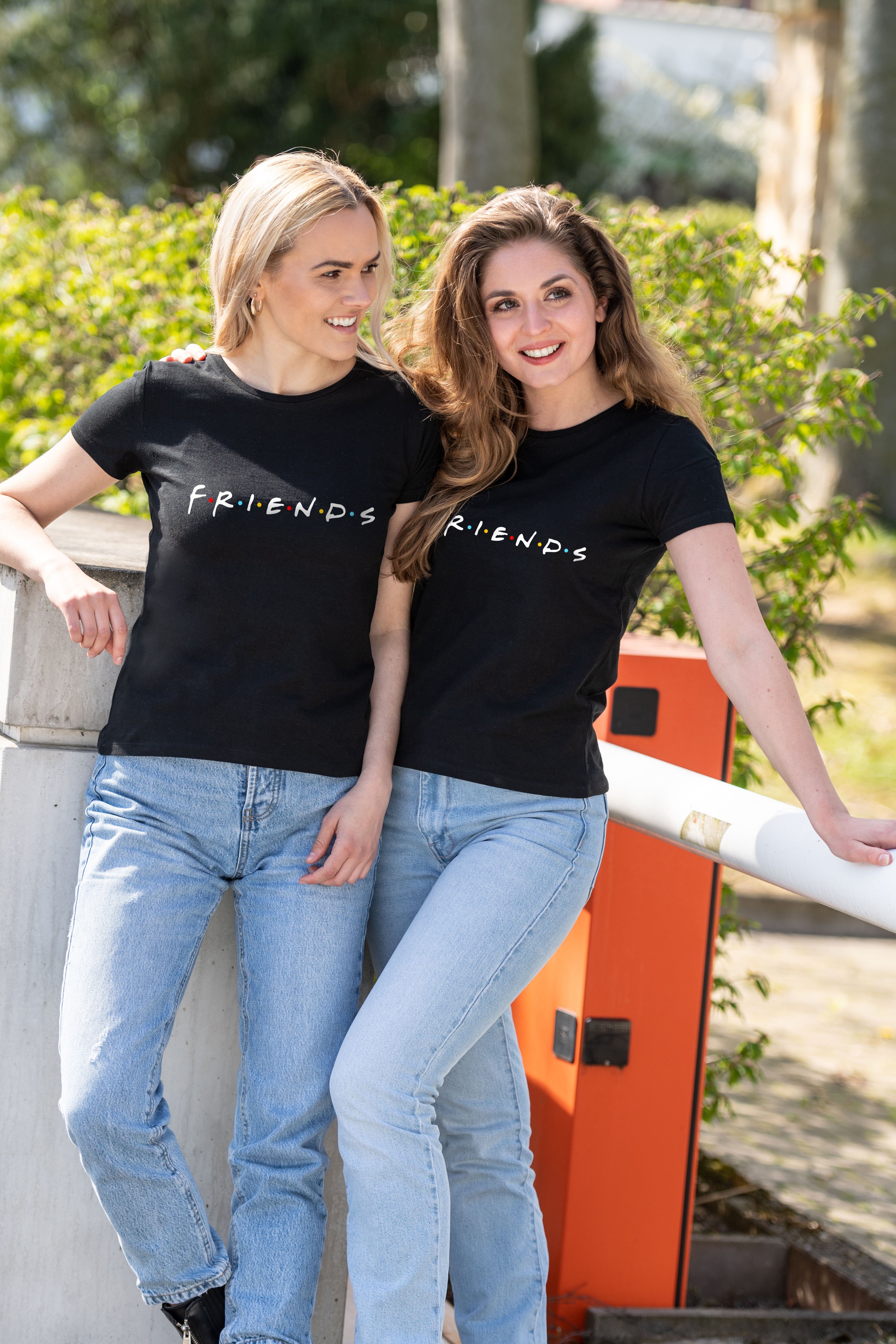 Youth Designz T-Shirt Friends Damen mit Spruch Shirt Schwarz Logo Frontprint, trendiger