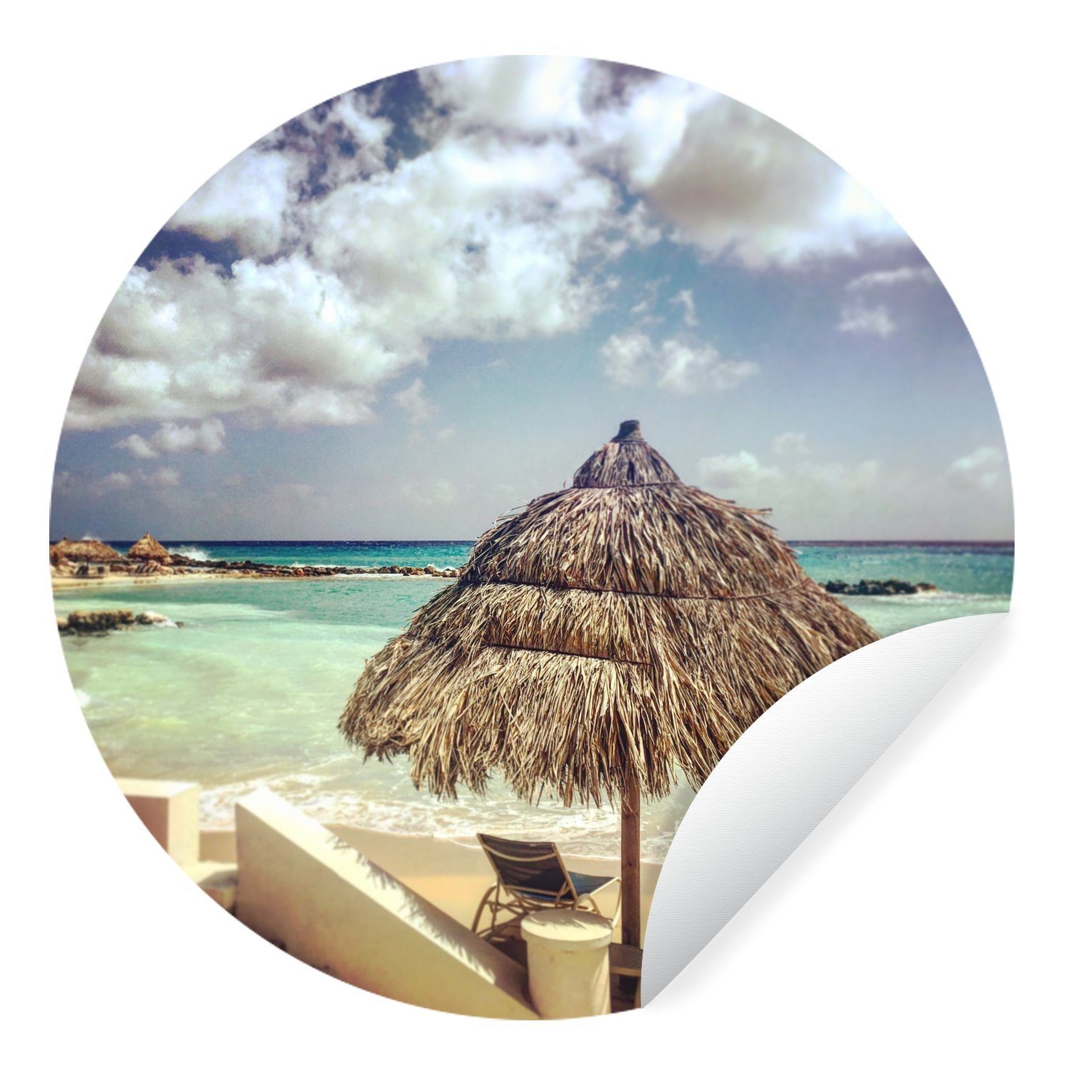 MuchoWow Wandsticker Sonnenschirm mit Liegestühlen am Strand von Curacao (1 St), Tapetenkreis für Kinderzimmer, Tapetenaufkleber, Rund, Wohnzimmer