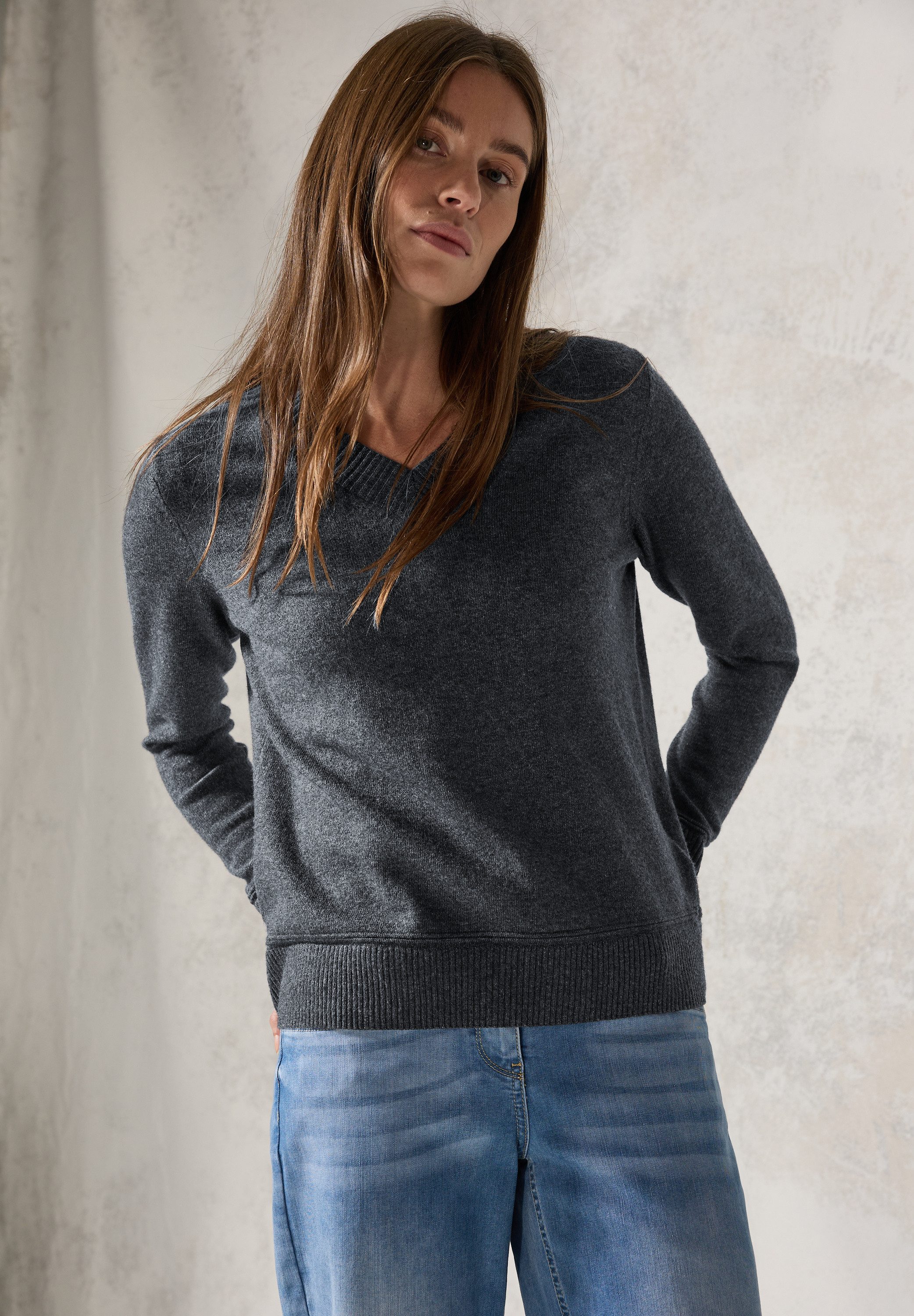 V-Ausschnitt-Pullover