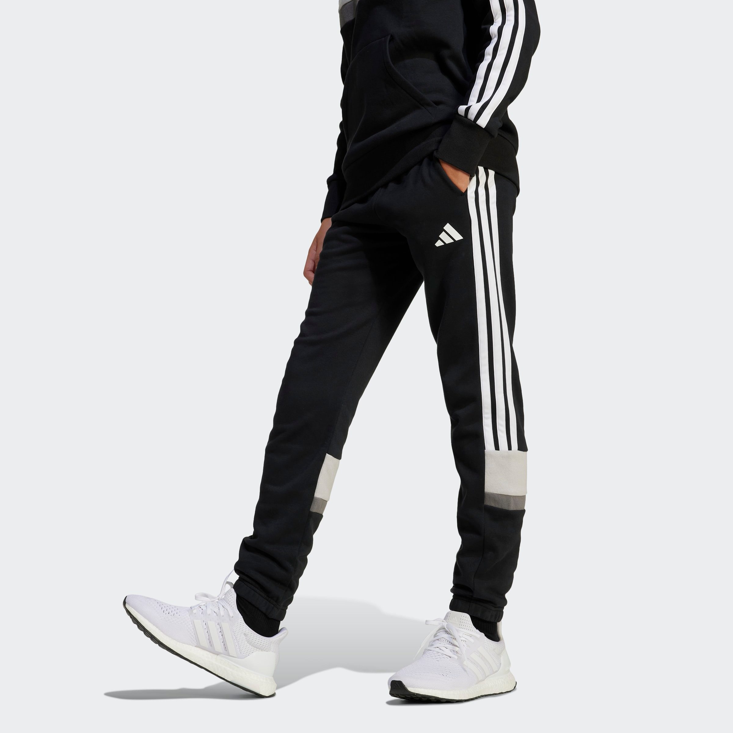 adidas Sportswear Sporthose SEASONAL ESSENTIALS TIBERIO 3-STREIFEN KIDS für Kinder, mit Gummizug, aus Baumwolle und Polyester
