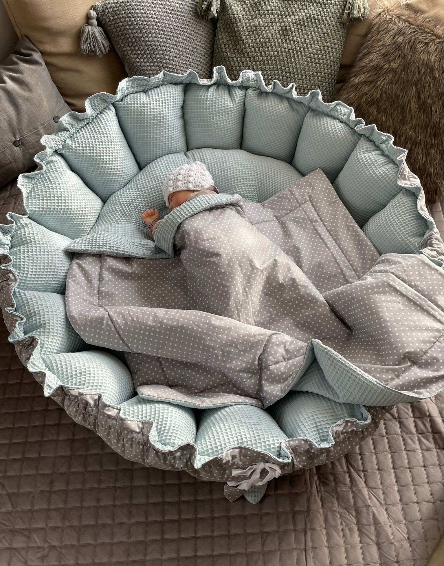 Loolay Bettnestchen Zweiseitig ENGELSNEST XXL Premium WAFFELPIQUE + Decke + Kissen, (XXL Babykokon als Nestchen Ø90cm und als Krabbeldecke Ø155cmals, Kinder Waf – Bild 4 von 5