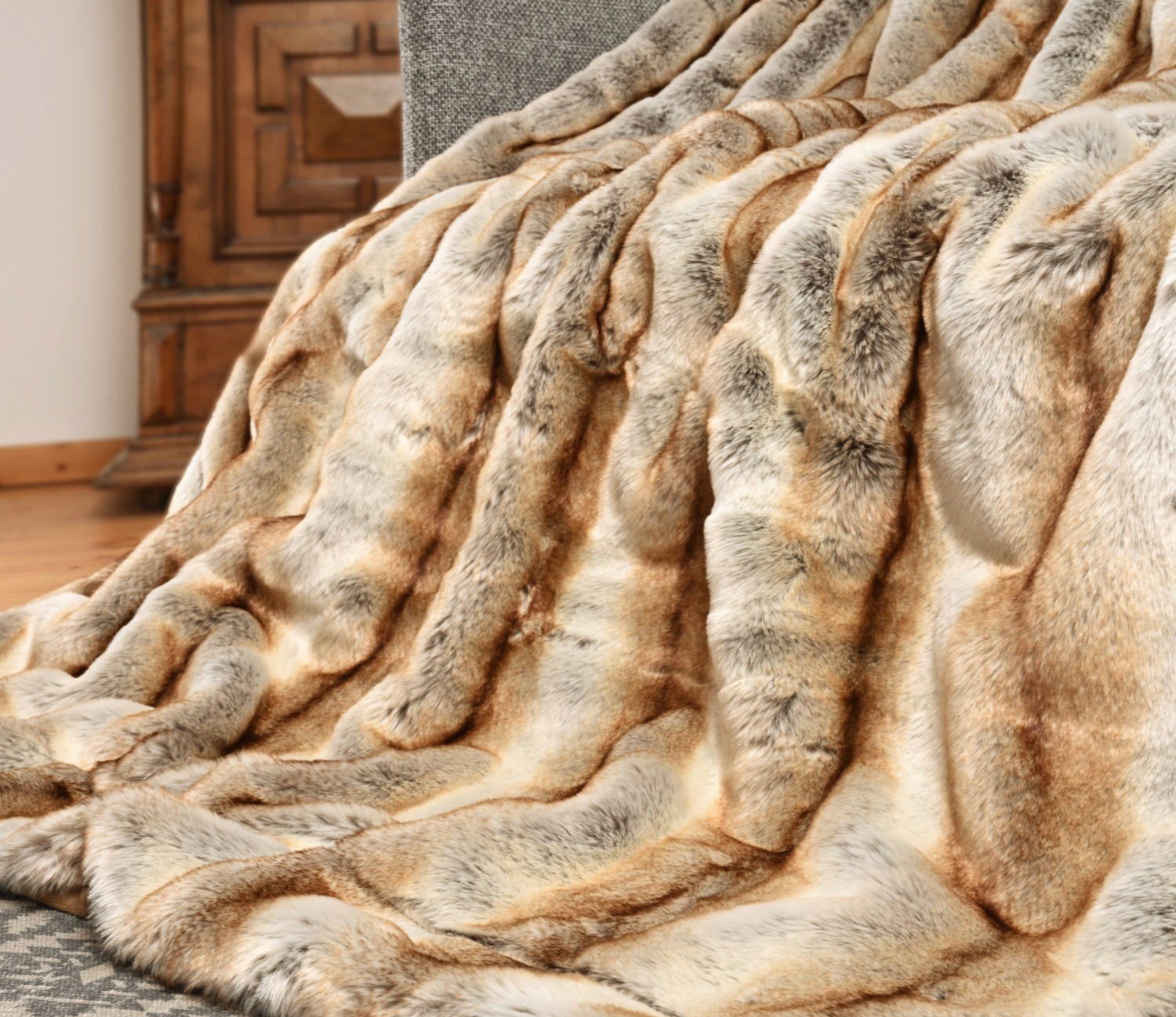 Wohndecke Felldecke (Kunstfell) "Wolf hellbraun und grau" Premium Superfein, Wohnen und Accessoires GmbH & Co. KG, Pelzoptik