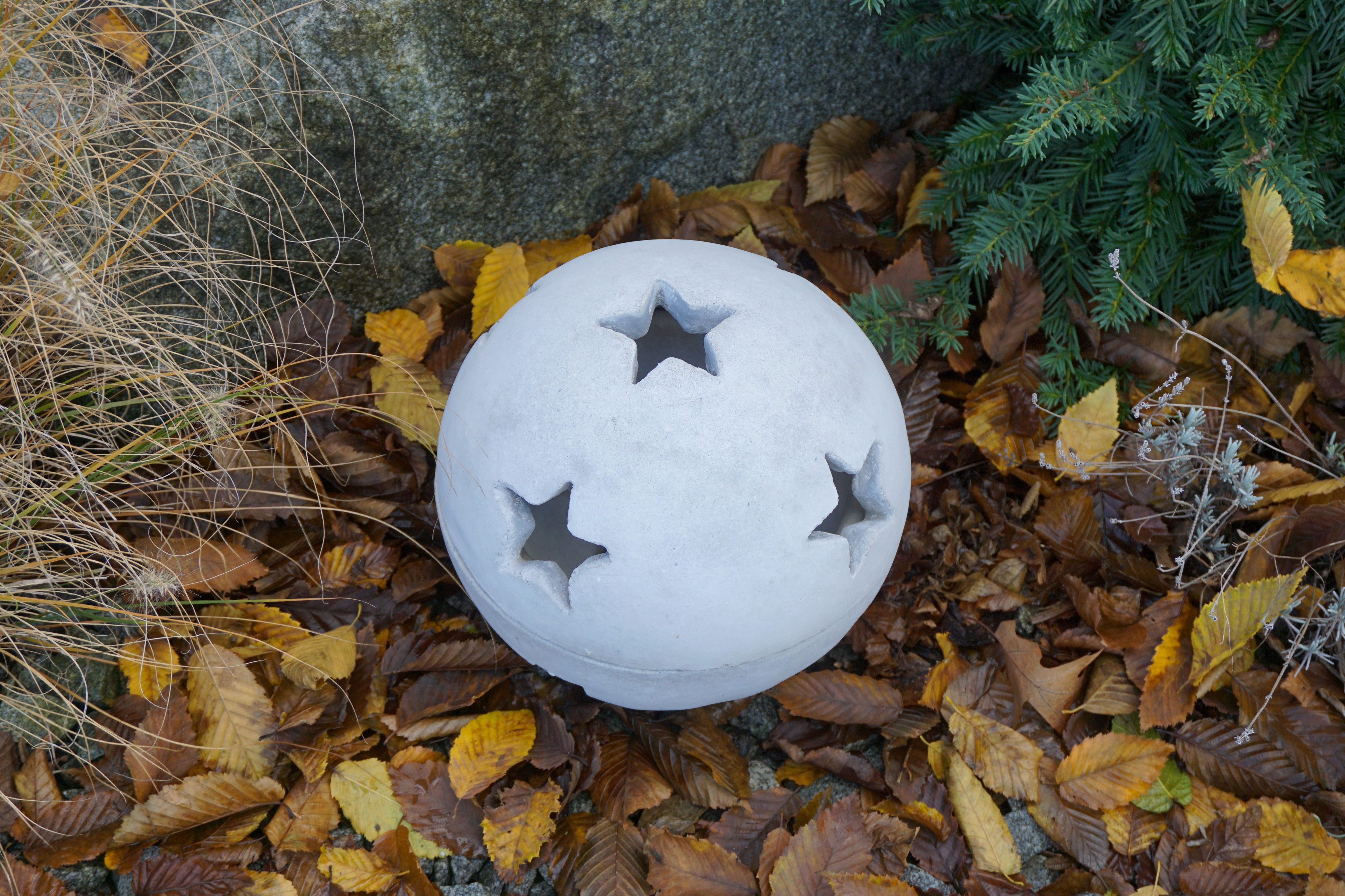 gartendekoparadies.de Gartenfigur Weihnachtskugel mit Sterne, Steinfigur, H. 25 cm, 10 kg, Frostsicher