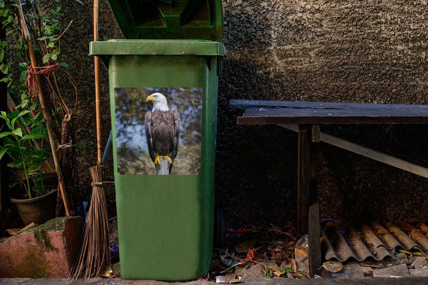 Sticker, Mülltonne, Seite einer St), Container, schaut Abfalbehälter (1 Stange Ein zur Weißkopfseeadler Wandsticker Mülleimer-aufkleber, MuchoWow auf