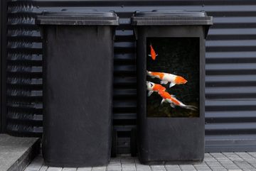 MuchoWow Wandsticker Koi-Karpfen in einem flachen schwarzen Teich (1 St), Mülleimer-aufkleber, Mülltonne, Sticker, Container, Abfalbehälter