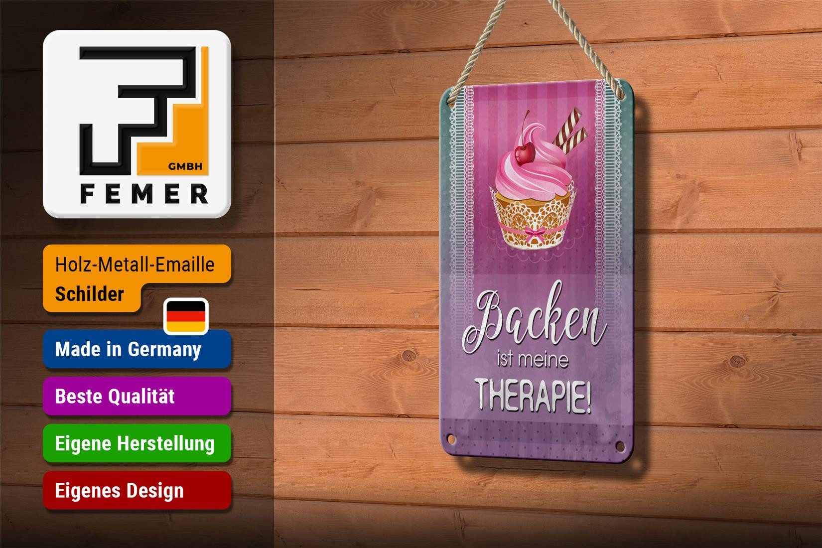 Femer GmbH Metallschild Spruch 12x18cm Backen ist meine Therapie, (1 St), gewölbte Oberfläche, abgerundete Ecken, umgeschlagene Kanten