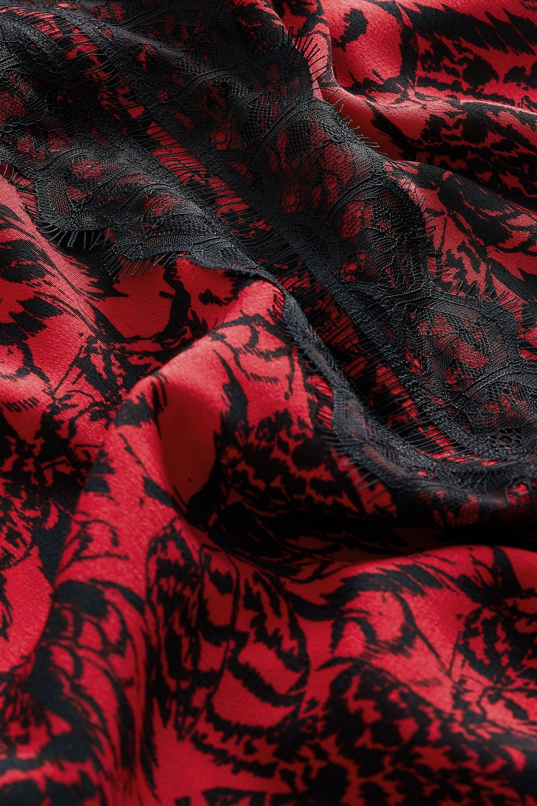 Next Kurzarmbluse (1-tlg) mit Black and Kurzärmelige Spitzenbesatz Feather Bluse Red Print