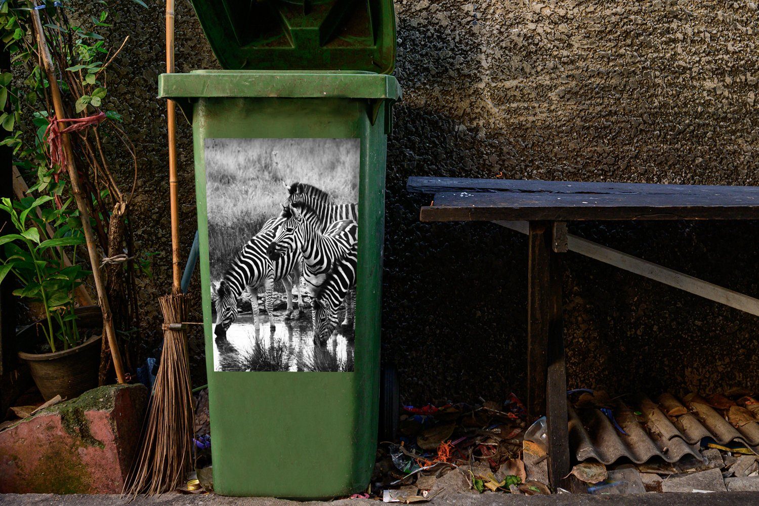 Zebras Wandsticker Trinkende Mülltonne, Abfalbehälter Sticker, St), Mülleimer-aufkleber, Container, (1 MuchoWow