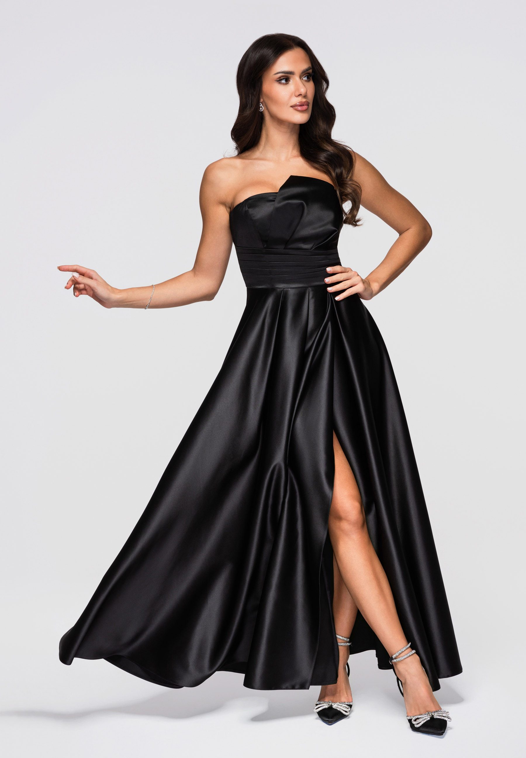 OMBRE Abendkleid Trägerloses Satinkleid mit hohem Schlitz