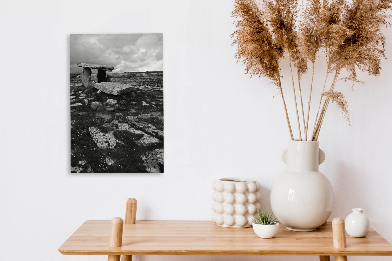 Ein Gemälde, 20x30 cm inkl. bespannt Leinwandbild Landschaft schwarz-weiß, (1 Zackenaufhänger, Leinwandbild St), in Dolmen einer fertig OneMillionCanvasses® - versteckter