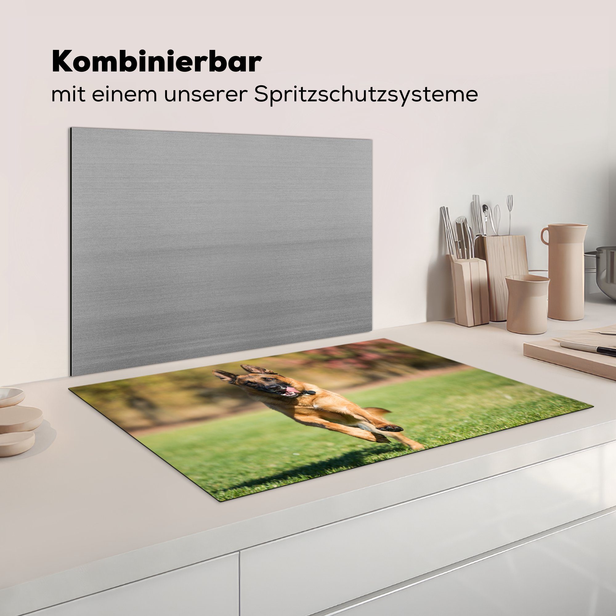 sprintet Ein die für Herdblende-/Abdeckplatte küche, Schäferhund Induktionskochfeld grüne Gras, Deutscher durch (1 cm, 81x52 Vinyl, MuchoWow Schutz tlg), das Ceranfeldabdeckung