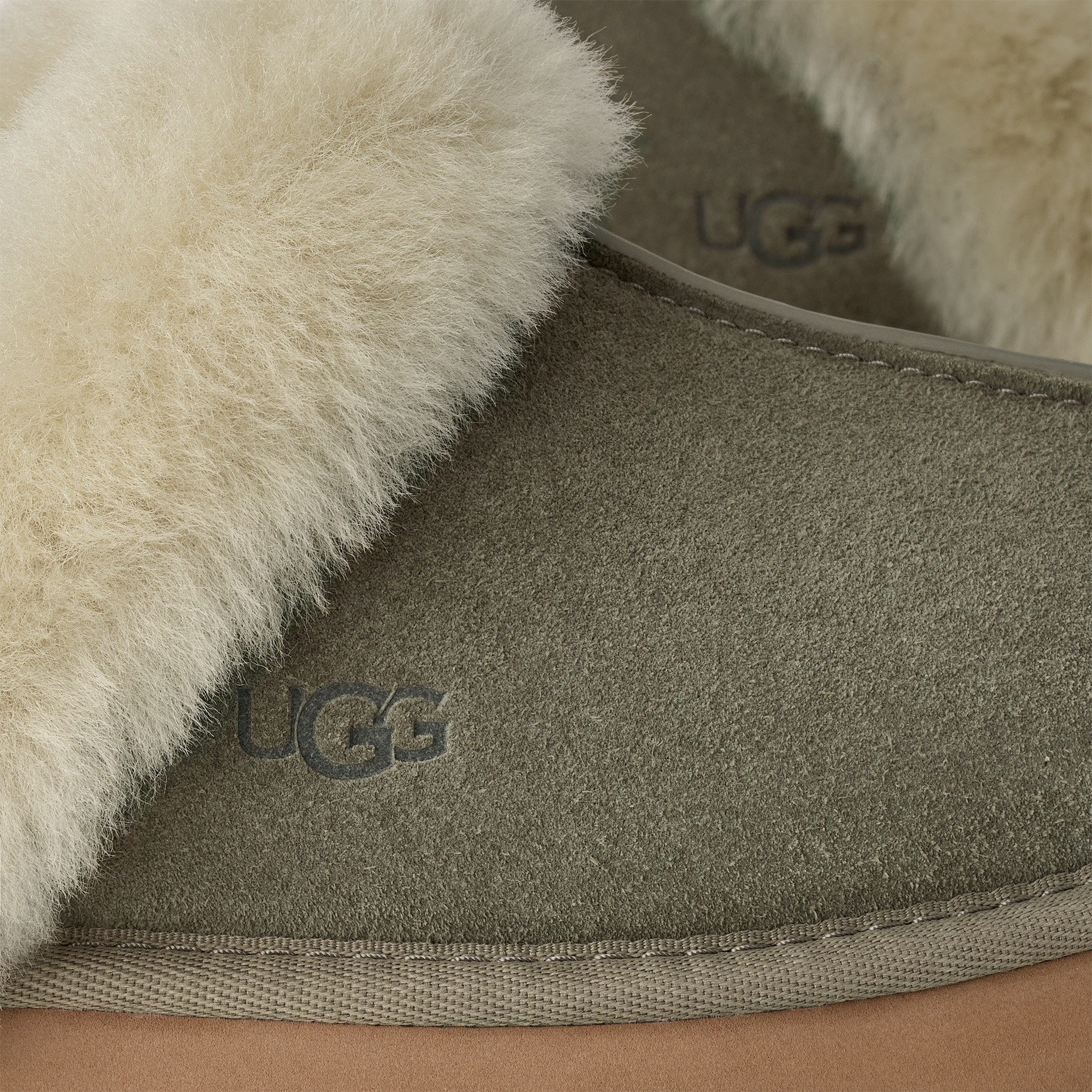 UGG DISQUETTE Pantoffel Homeslippers, Hausschuh, Clog mit angesagtem Plateau