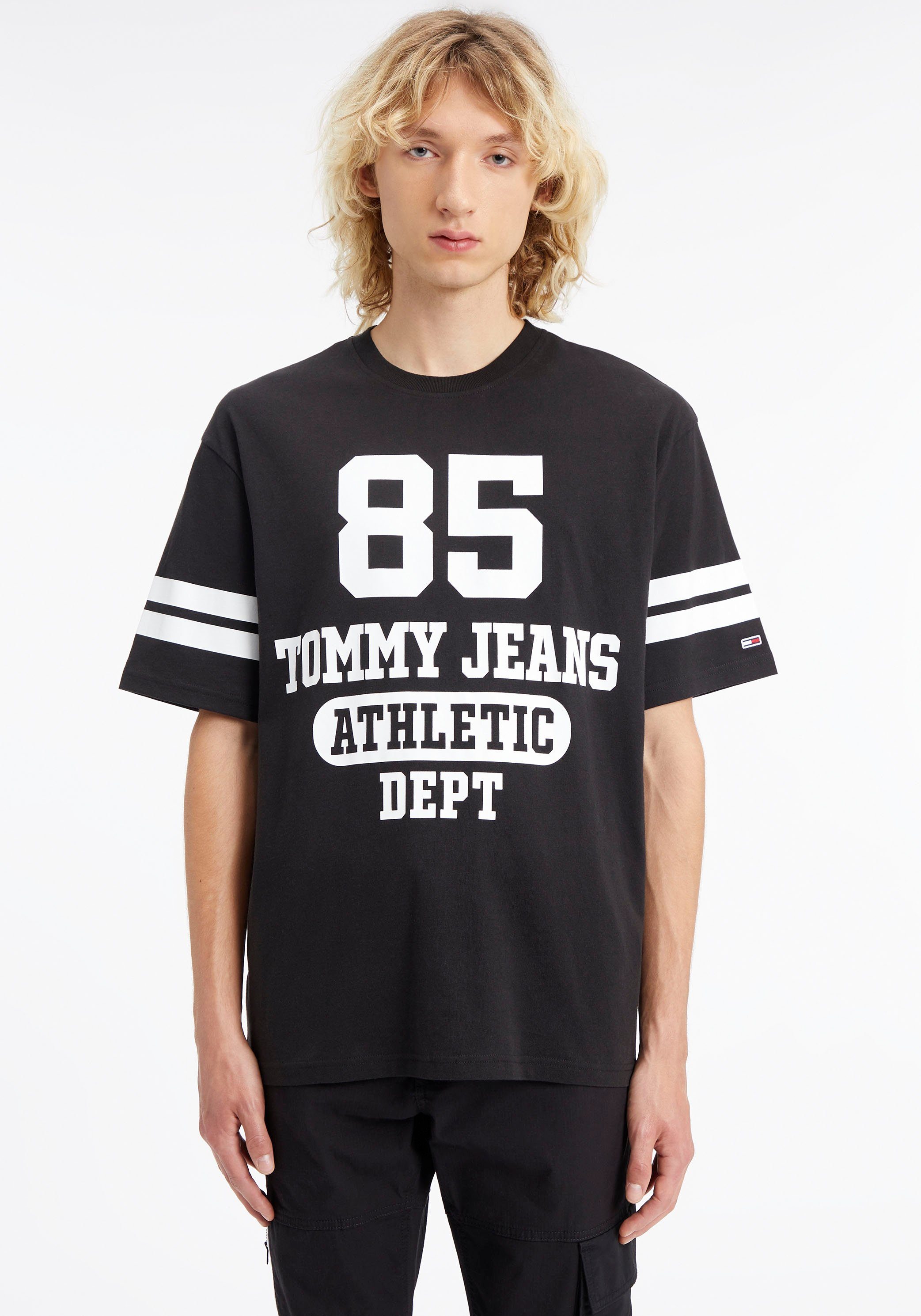 hat einen supergünstigen Ausverkauf! Tommy Jeans 85 SKATER Black LOGO COLLEGE T-Shirt TJM