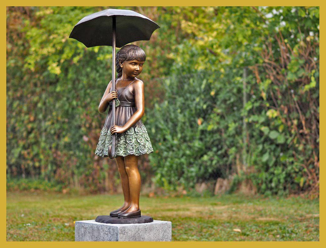 Gartenfigur Mädchen Bronze IDYL Schirm, Bronze-Skulptur mit IDYL