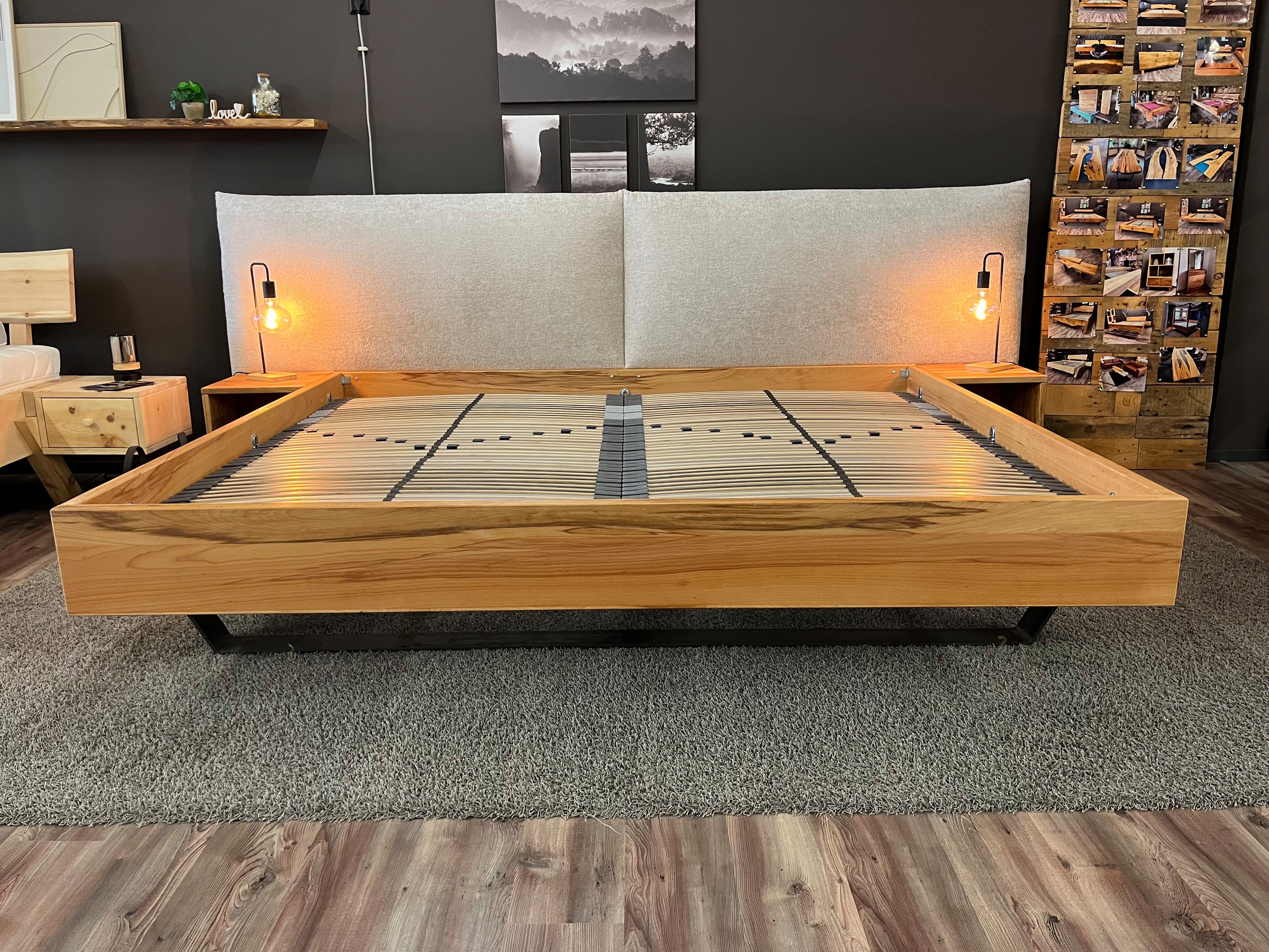 Möbel Specht Massivholzbett Family Relax XXL Kernbuche (inklusive Nachtkonsolen und Stahlkufe, Familienbett bis zu einer Liegefläche von 400x220cm), XXL Kissen-Polsterkopfteil