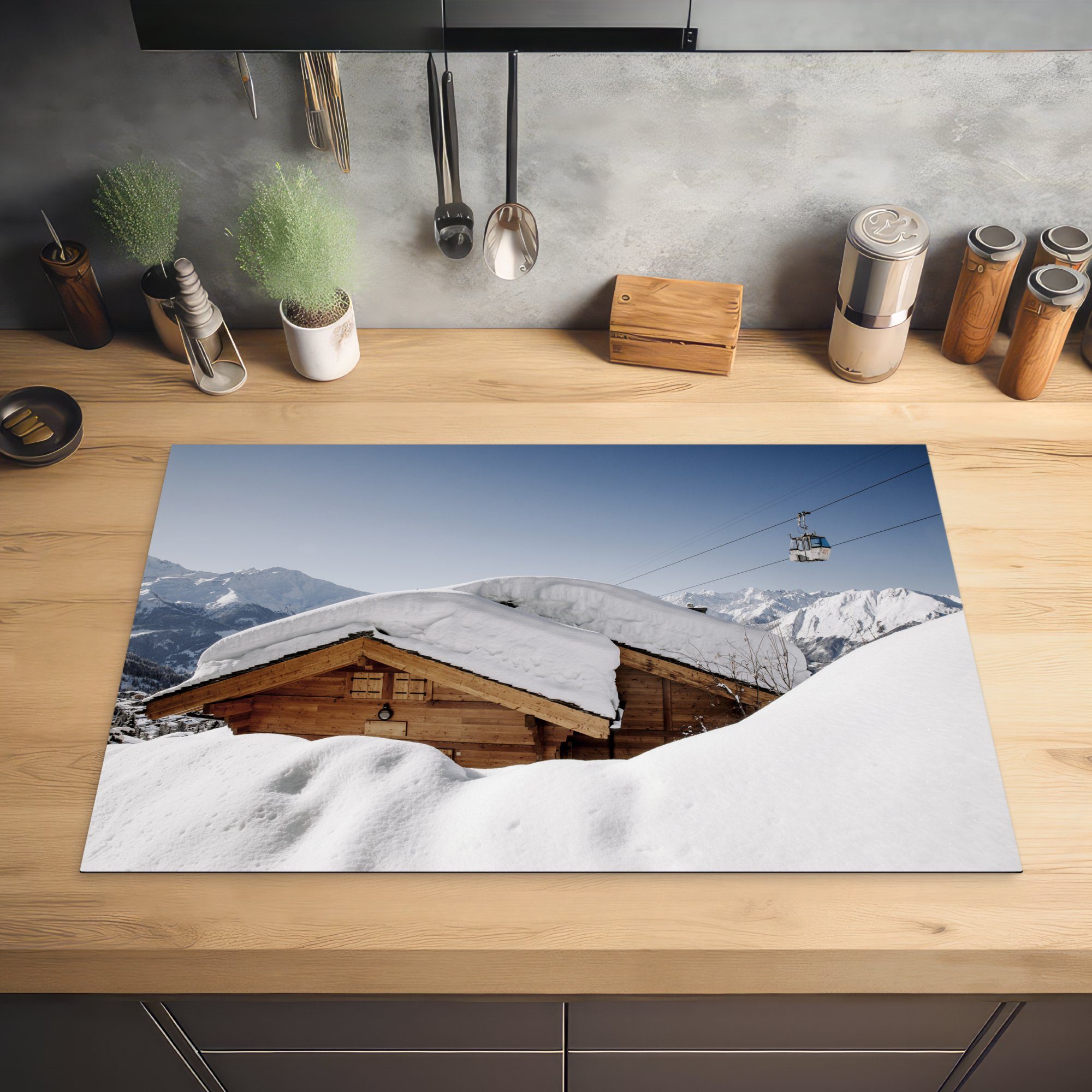 MuchoWow Herdblende-/Abdeckplatte Schnee einer küche, in Vinyl, Hütte auf 81x52 Schutz Schweiz, tlg), der (1 die cm, für Induktionskochfeld Ceranfeldabdeckung