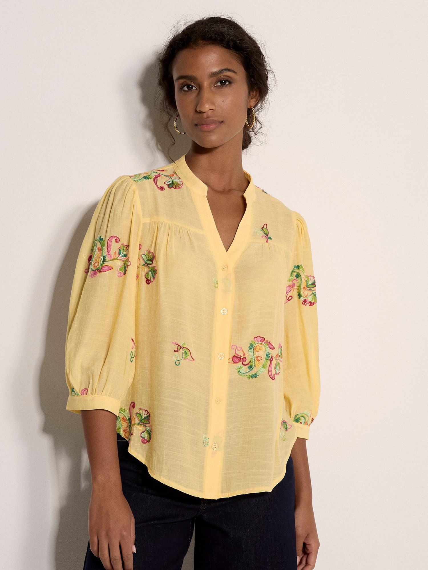 Apricot Blusentop Bluse mit Blumen- und Paisley-Muster mit Stickerei