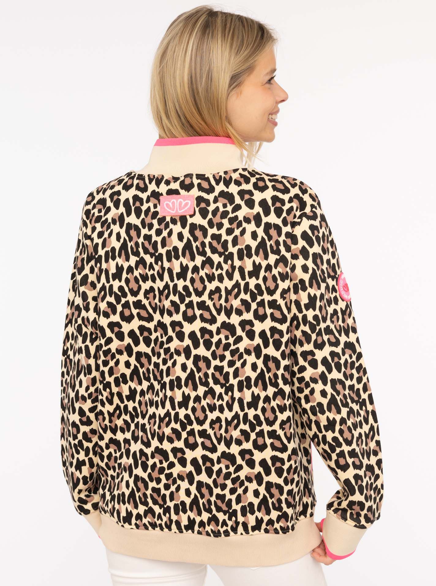 Zwillingsherz Troyer "Leo AOP" mit Stehkragen, Zipper, Eingriffstaschen und Herzapplikation